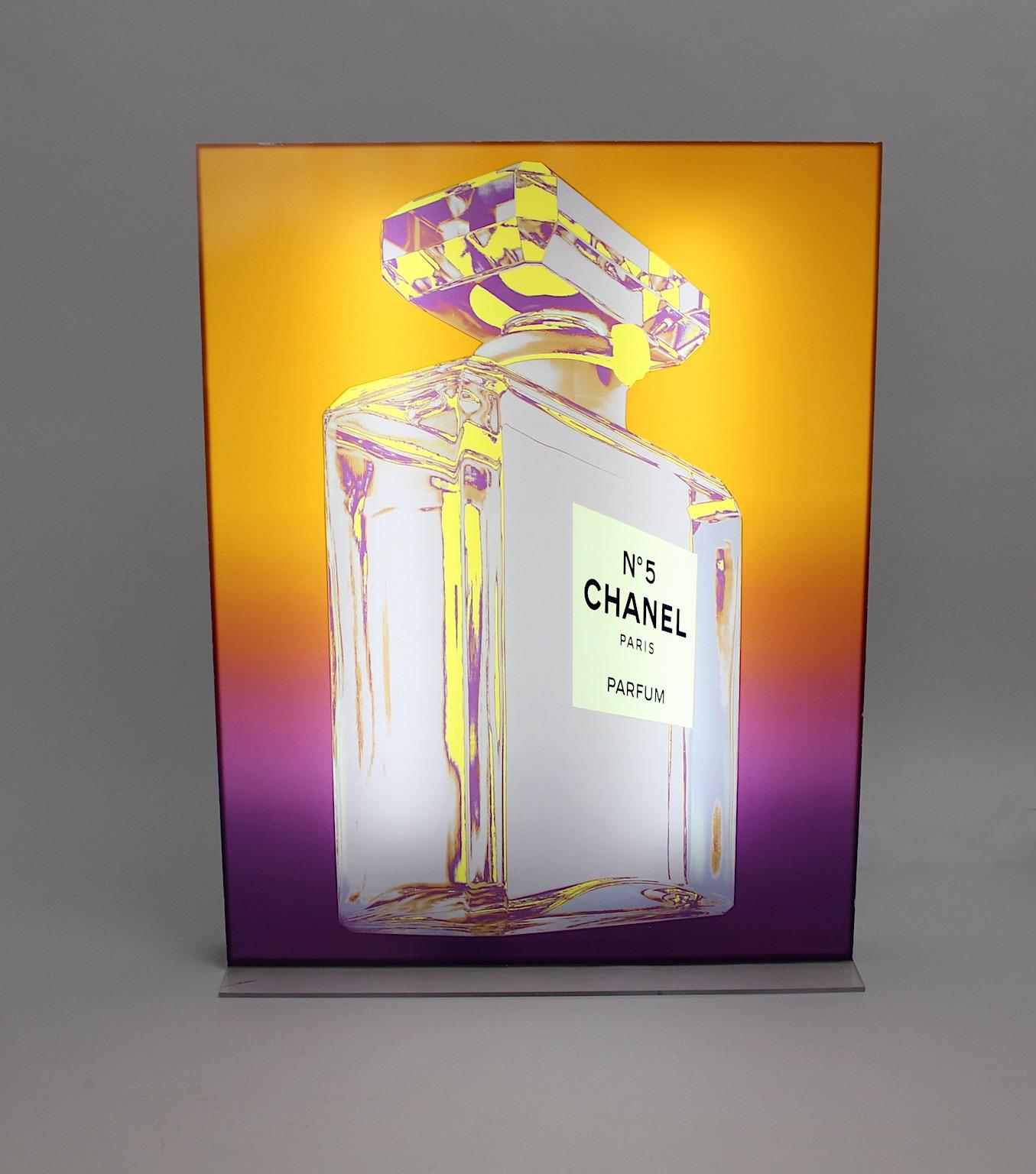 Présentoir publicitaire vintage Pop Art Chanel No. 5 avec le signe iconique du flacon Chanel No. 5 d'après Andy Warhol, qui était utilisé dans les parfumeries et les magasins de produits de beauté vers 1999.
La société Chanel mettait cette