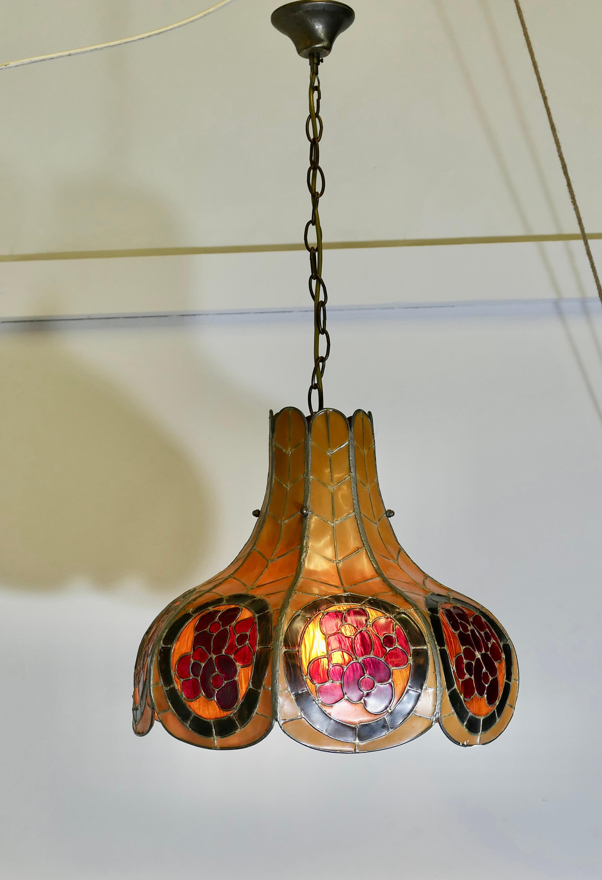 Un classico della Pop Art, un paralume a piombo in stile Tiffany degli anni '60

Questo design si basa sui paralumi classici in vetro colorato realizzati e disegnati da Tiffany. Si tratta di un pezzo francese che presenta una dettagliata lavorazione