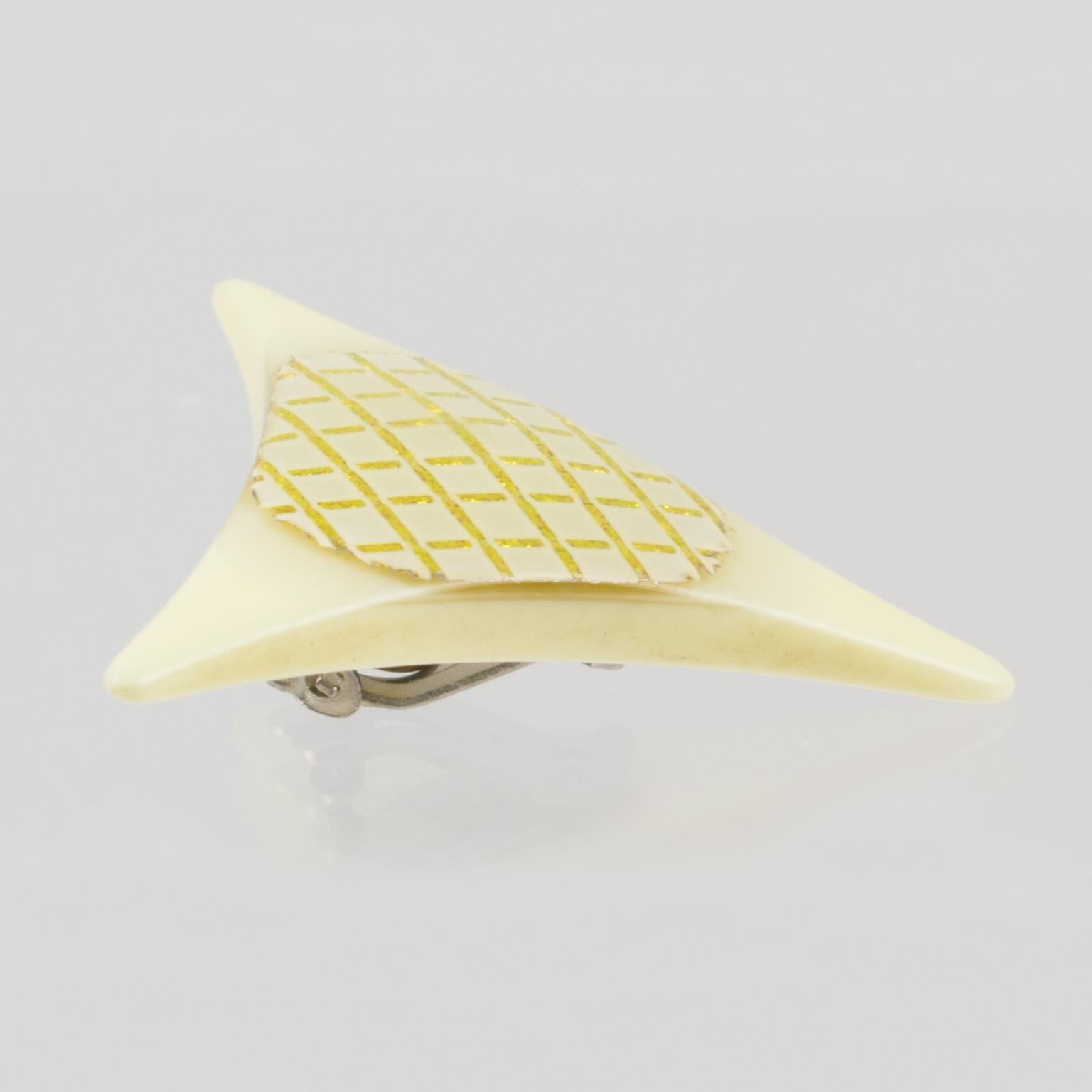 De las mujeres Pendientes de clip Pop Art Lucite blanco crema con textura dorada en venta