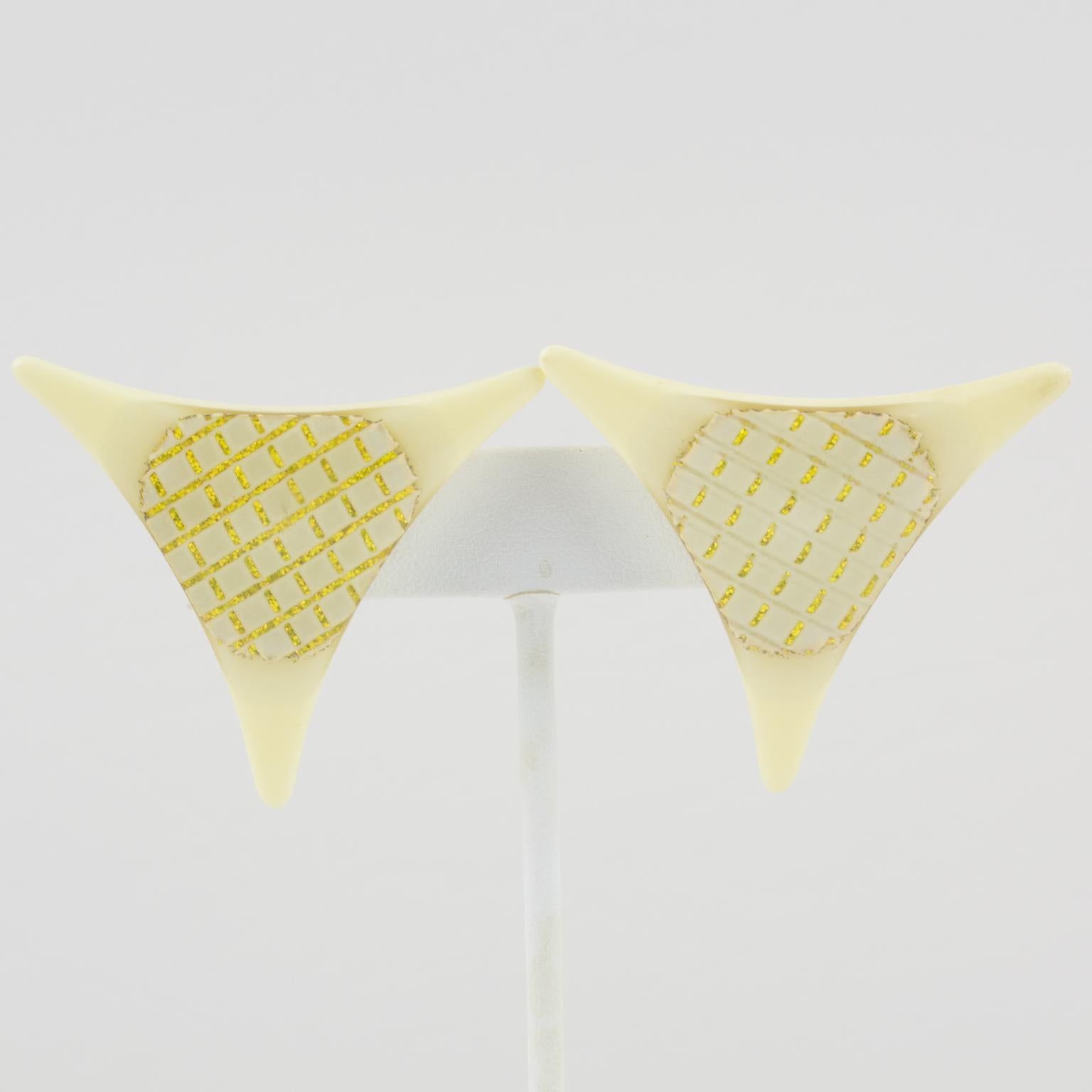 Pendientes de clip Pop Art Lucite blanco crema con textura dorada en venta 1