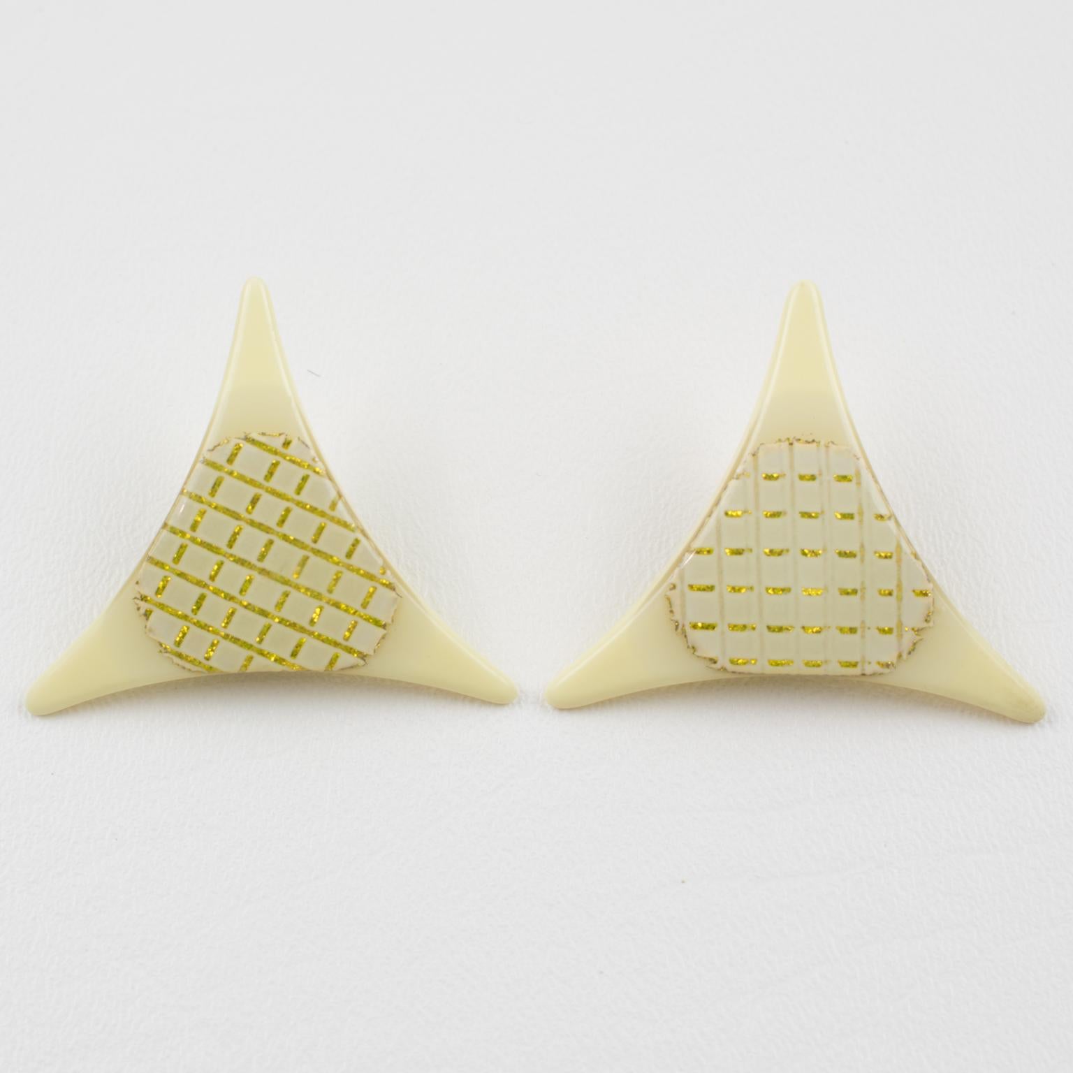 Orecchini a clip Pop Art in lucite bianca crema con texture dorata in vendita 2
