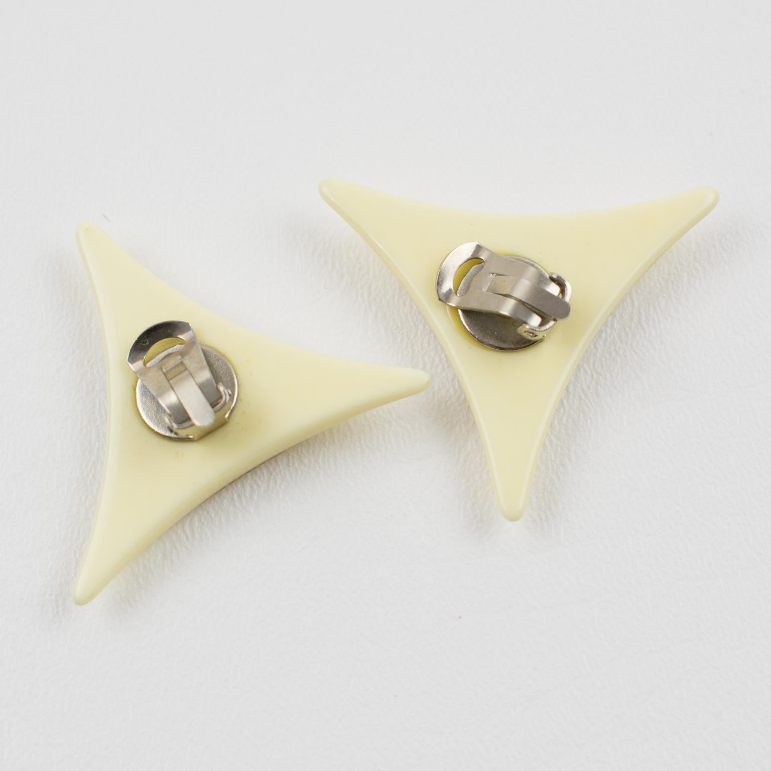 Orecchini a clip Pop Art in lucite bianca crema con texture dorata in vendita 3