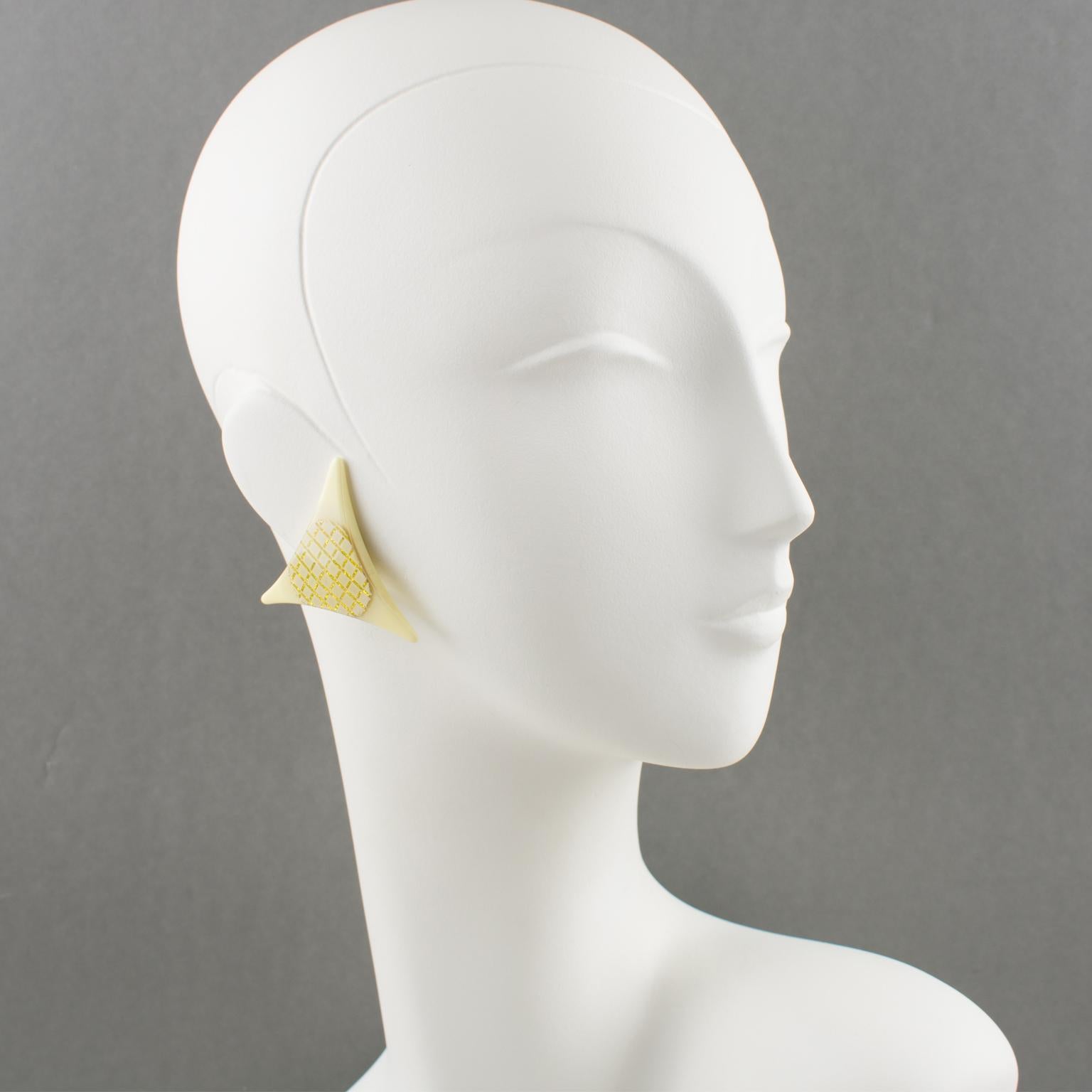 Pendientes de clip Pop Art Lucite blanco crema con textura dorada en venta 3
