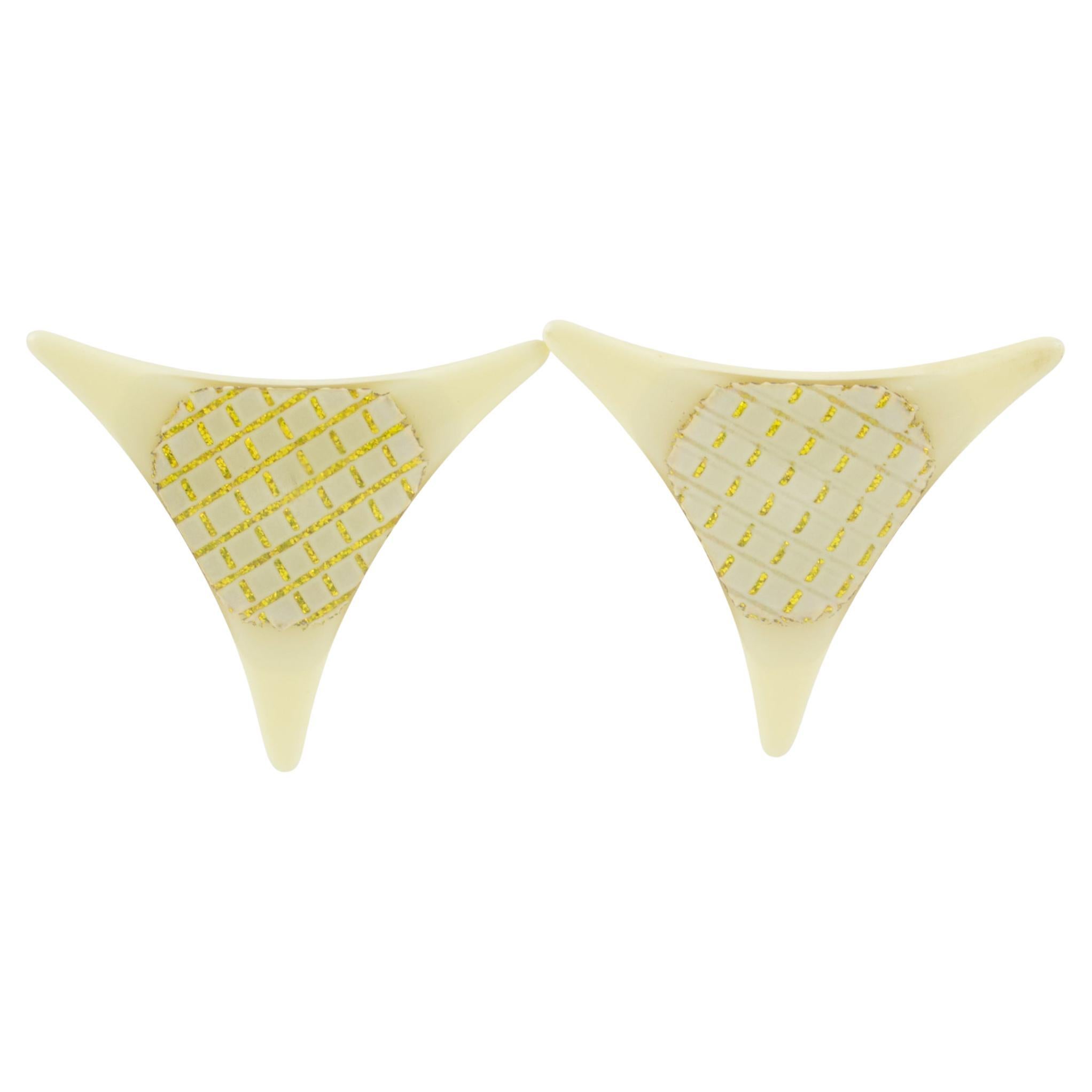 Pendientes de clip Pop Art Lucite blanco crema con textura dorada en venta