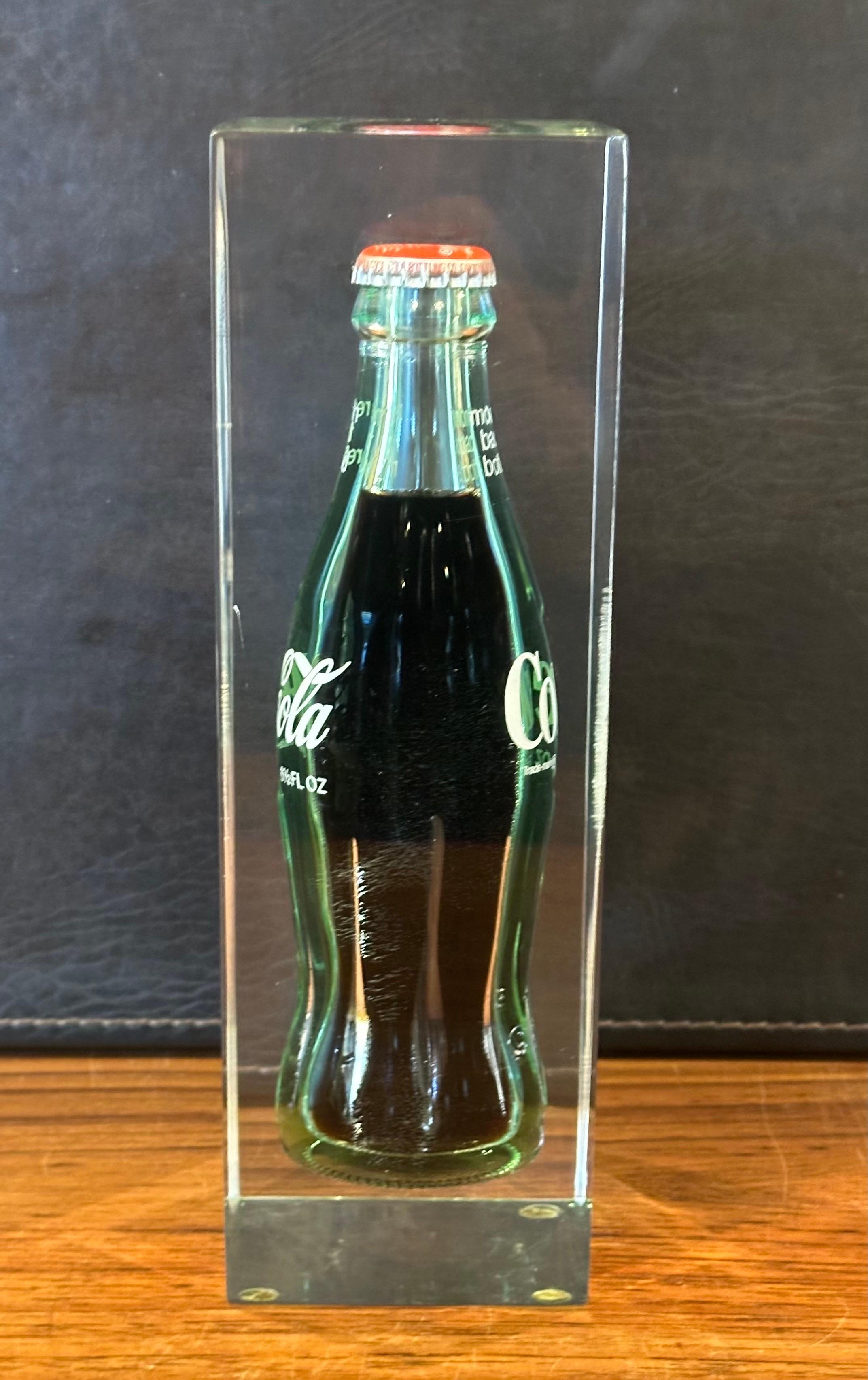 Bouteille de Coca Cola dans une sculpture en lucite, presse-papiers Pop Art  en vente 6