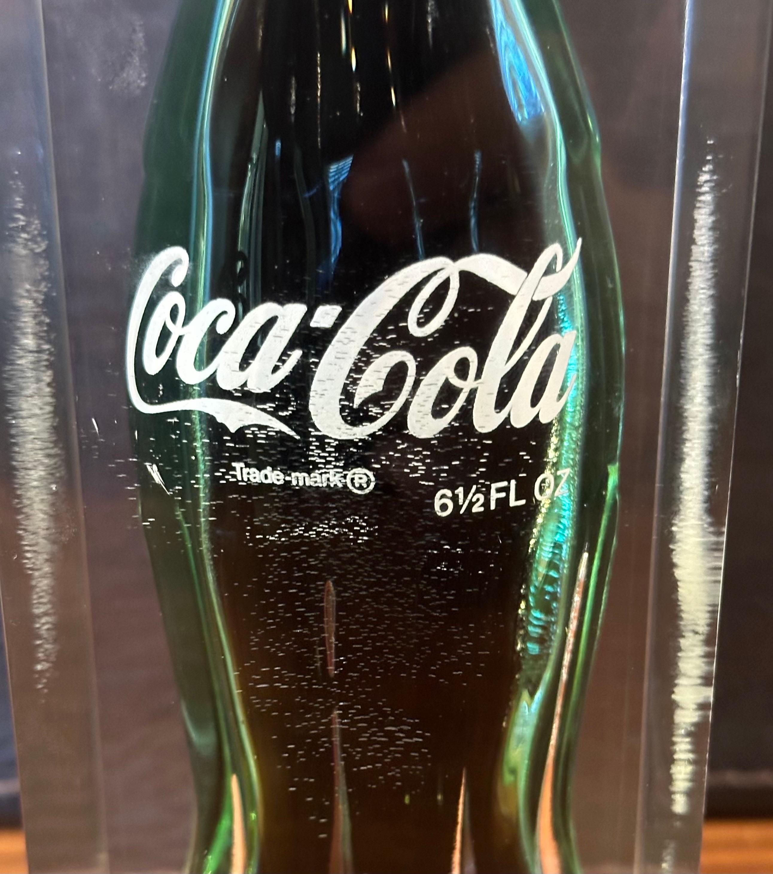 Bouteille de Coca Cola dans une sculpture en lucite, presse-papiers Pop Art  en vente 7