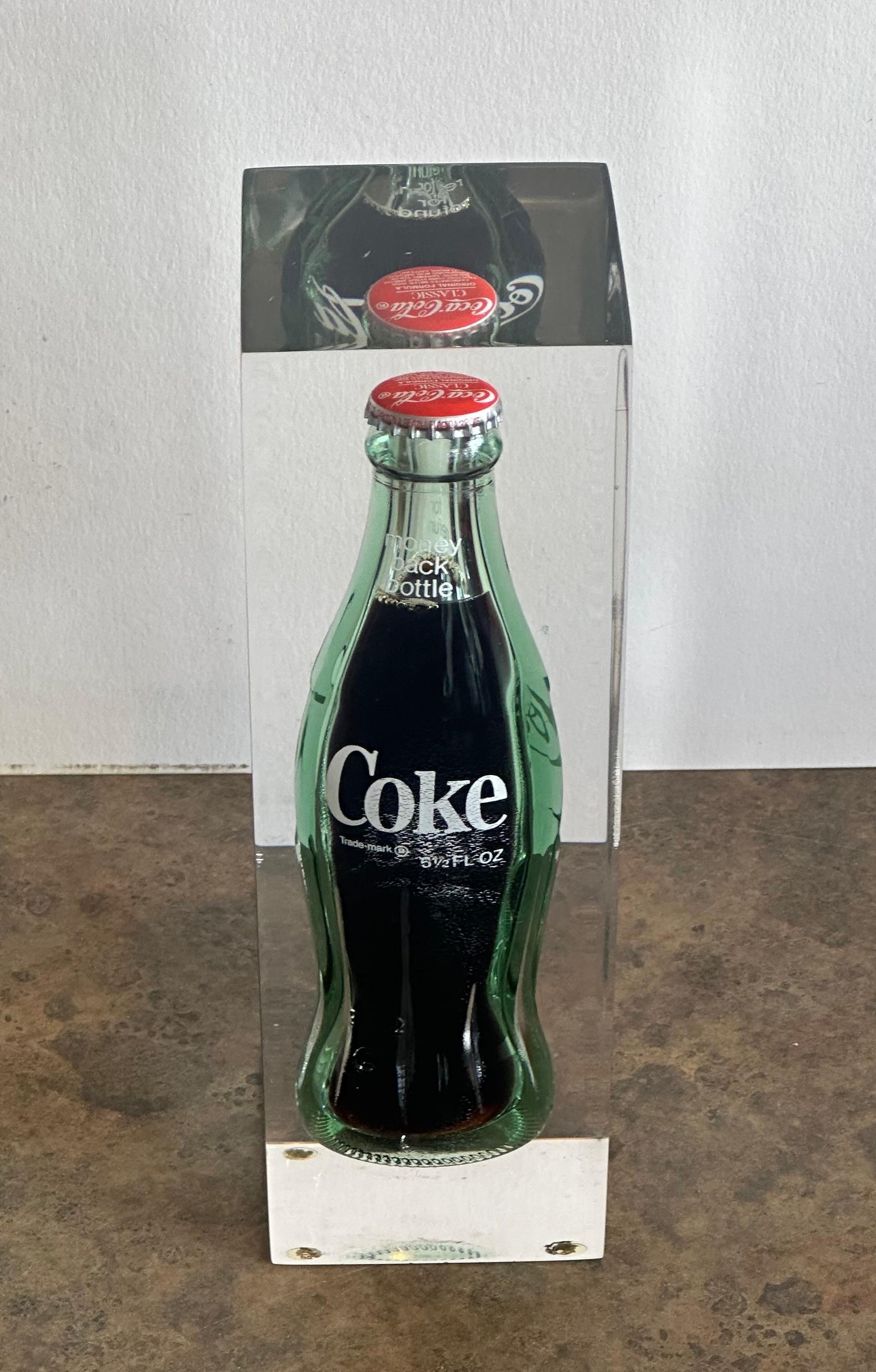 Bouteille de Coca Cola dans une sculpture en lucite, presse-papiers Pop Art  en vente 8