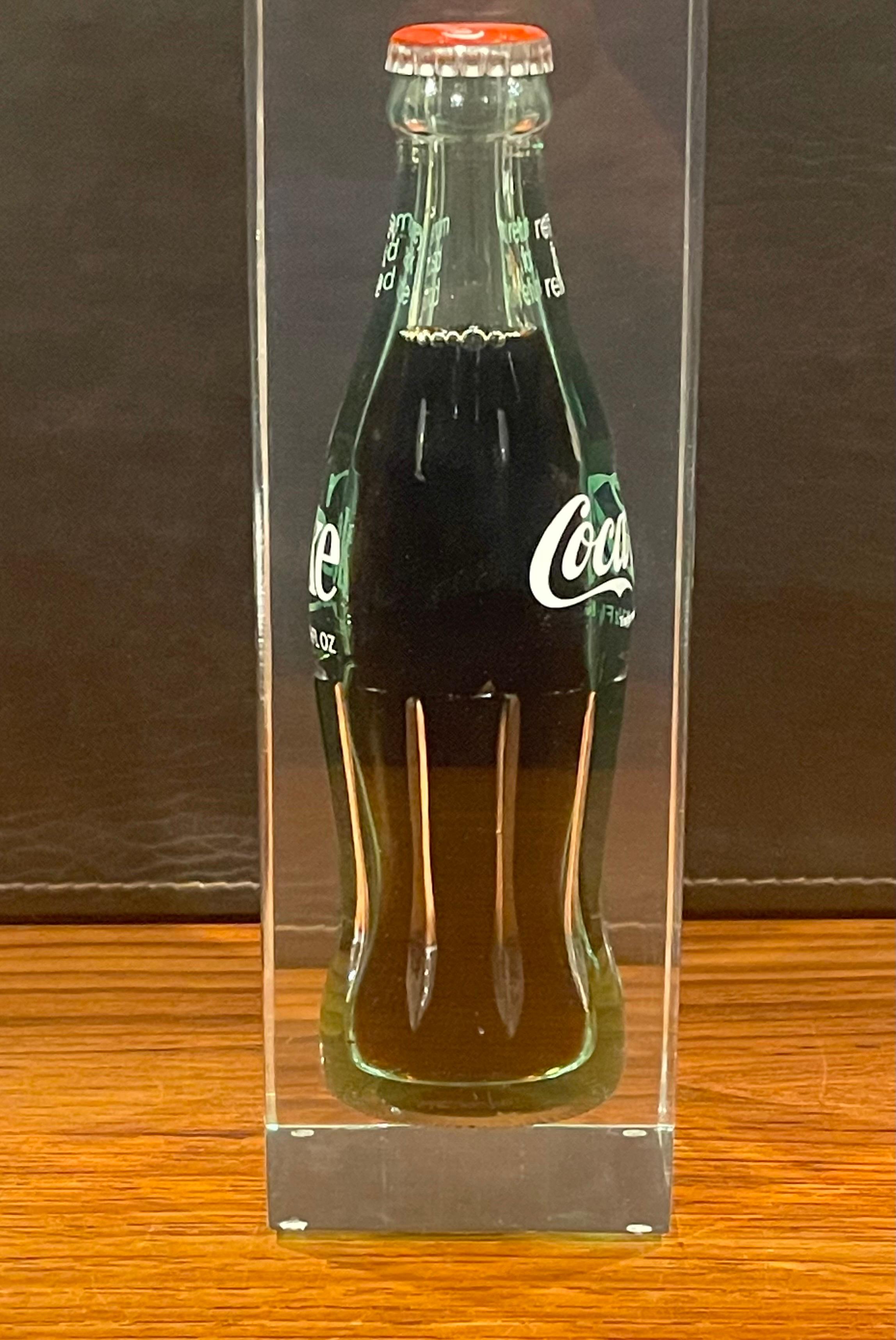 Pop Art „Coca Cola“/Kaffeeflasche in Lucite-Skulptur / Briefbeschwerer (Moderne der Mitte des Jahrhunderts)