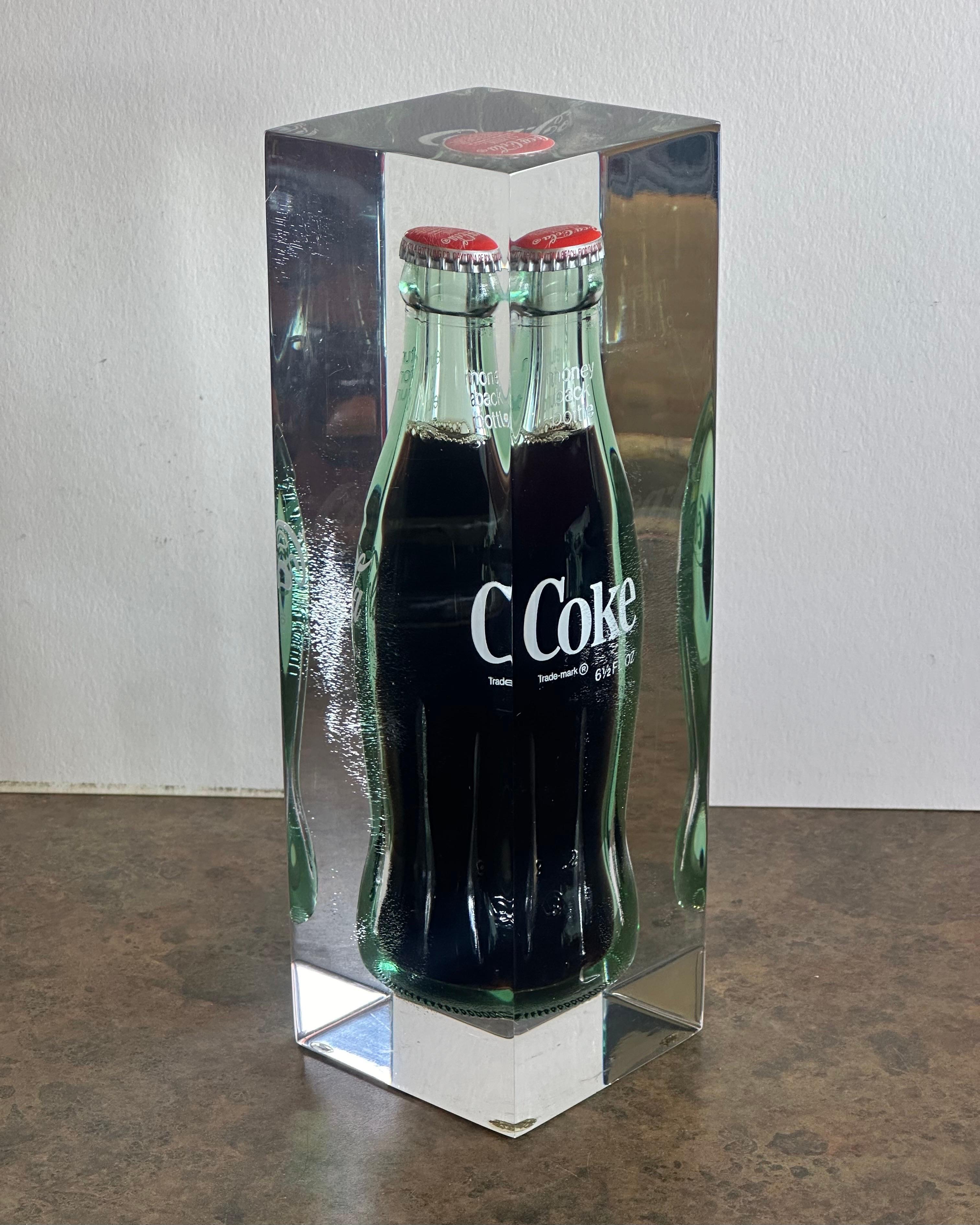 Mid-Century Modern Bouteille de Coca Cola dans une sculpture en lucite, presse-papiers Pop Art  en vente