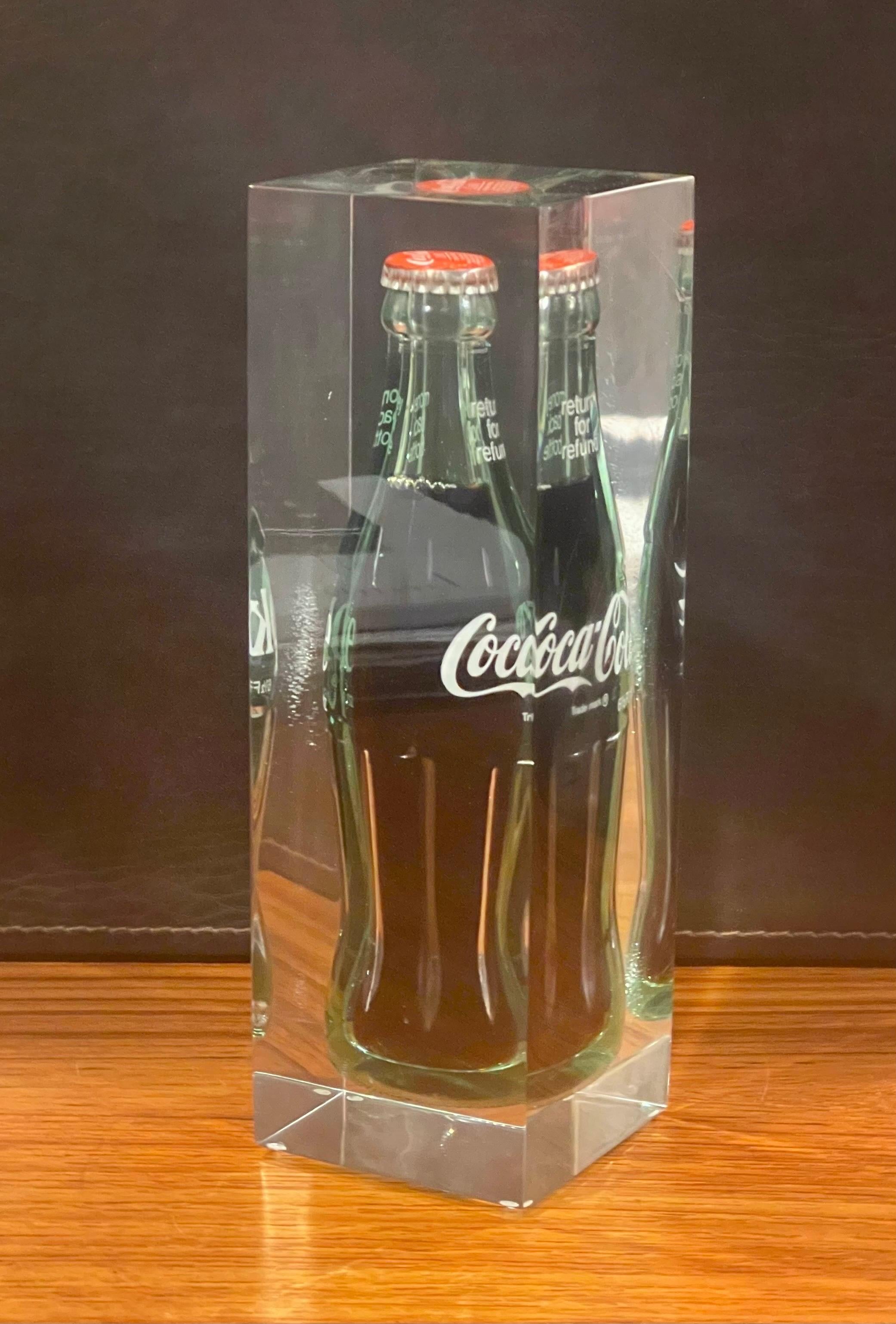 Pop Art „Coca Cola“/Kaffeeflasche in Lucite-Skulptur / Briefbeschwerer (amerikanisch)