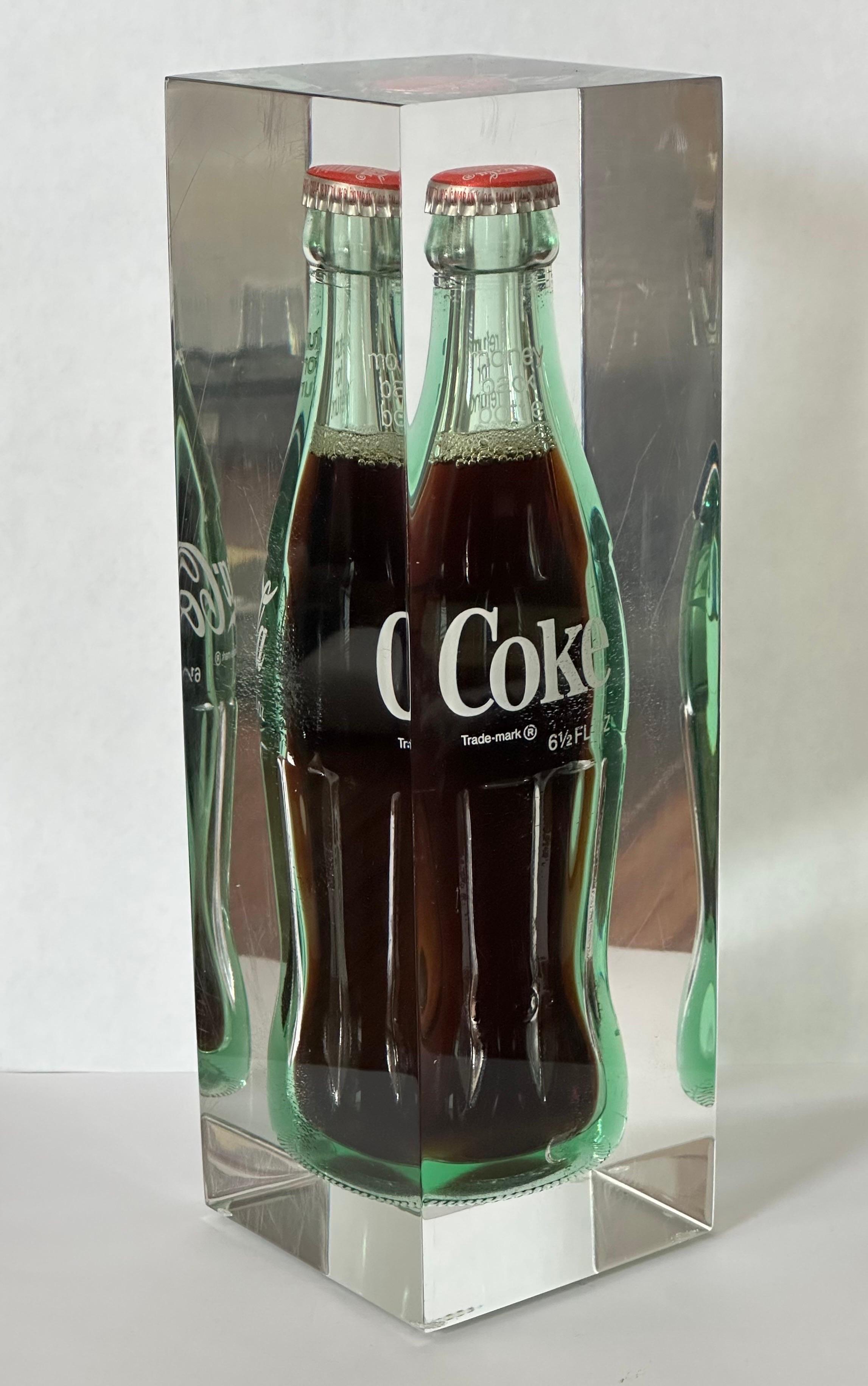 Pop Art „Coca Cola“/Kaffeeflasche in Lucite-Skulptur / Briefbeschwerer (amerikanisch)