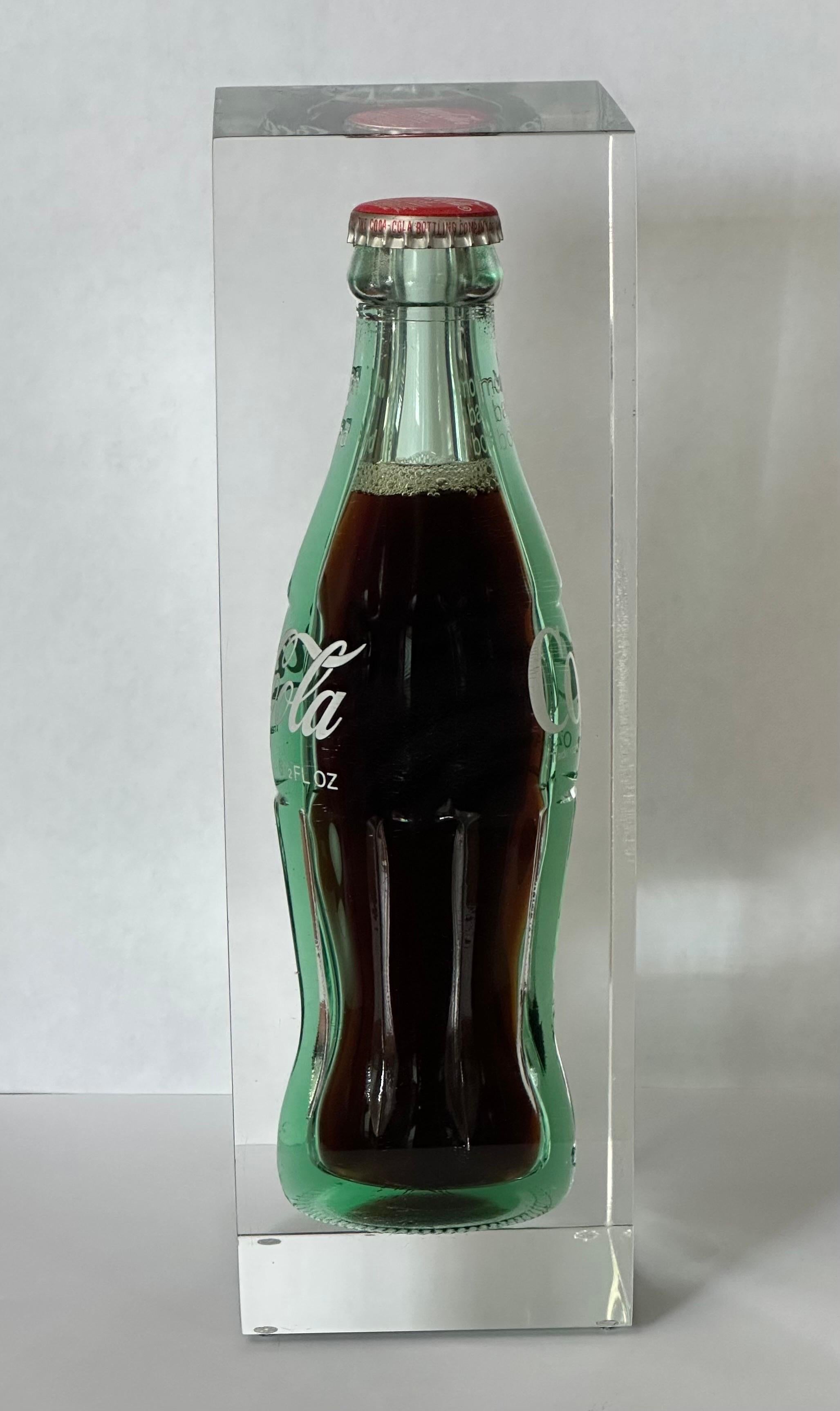 Pop Art „Coca Cola“/Kaffeeflasche in Lucite-Skulptur / Briefbeschwerer im Zustand „Gut“ in San Diego, CA