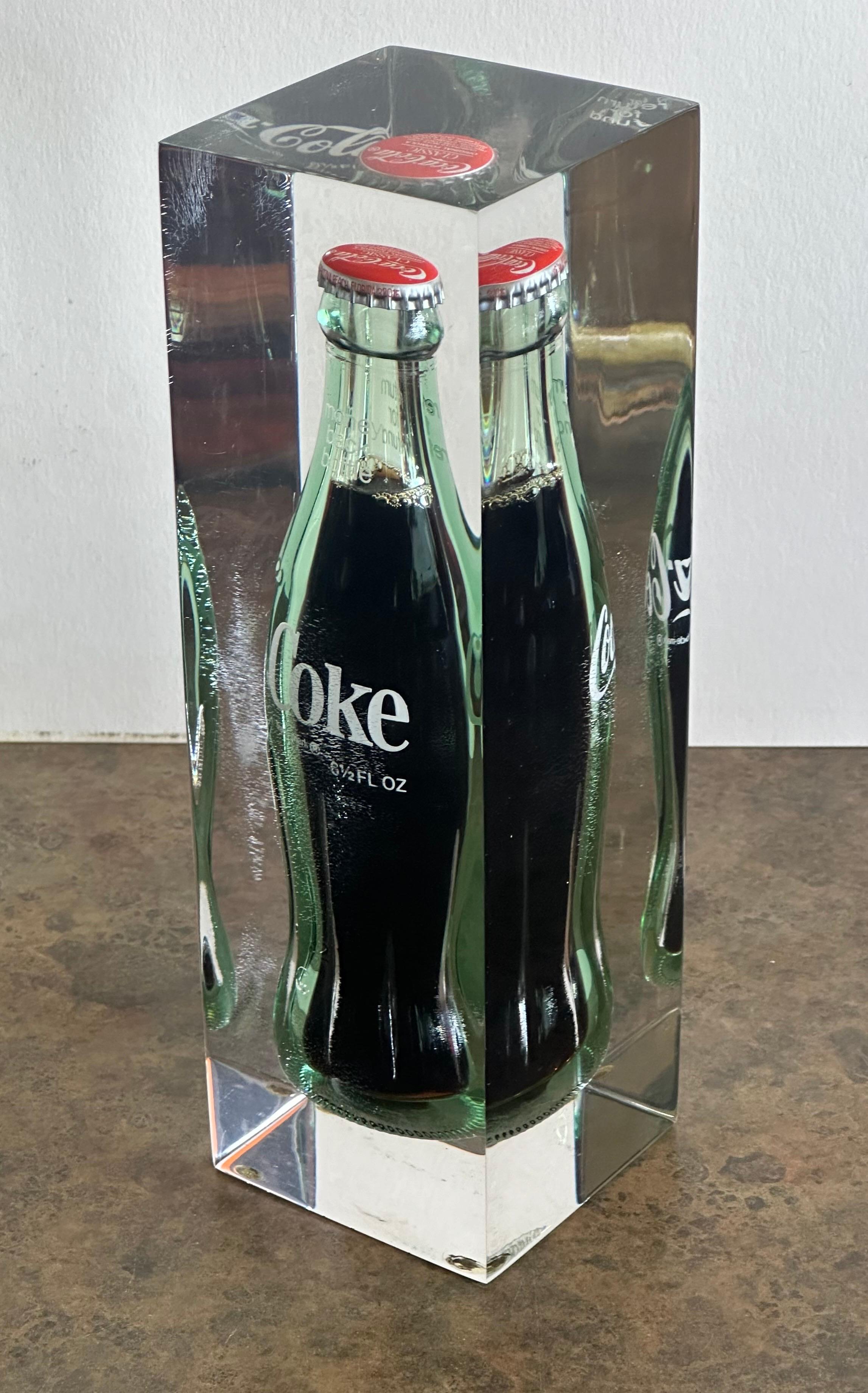 20ième siècle Bouteille de Coca Cola dans une sculpture en lucite, presse-papiers Pop Art  en vente