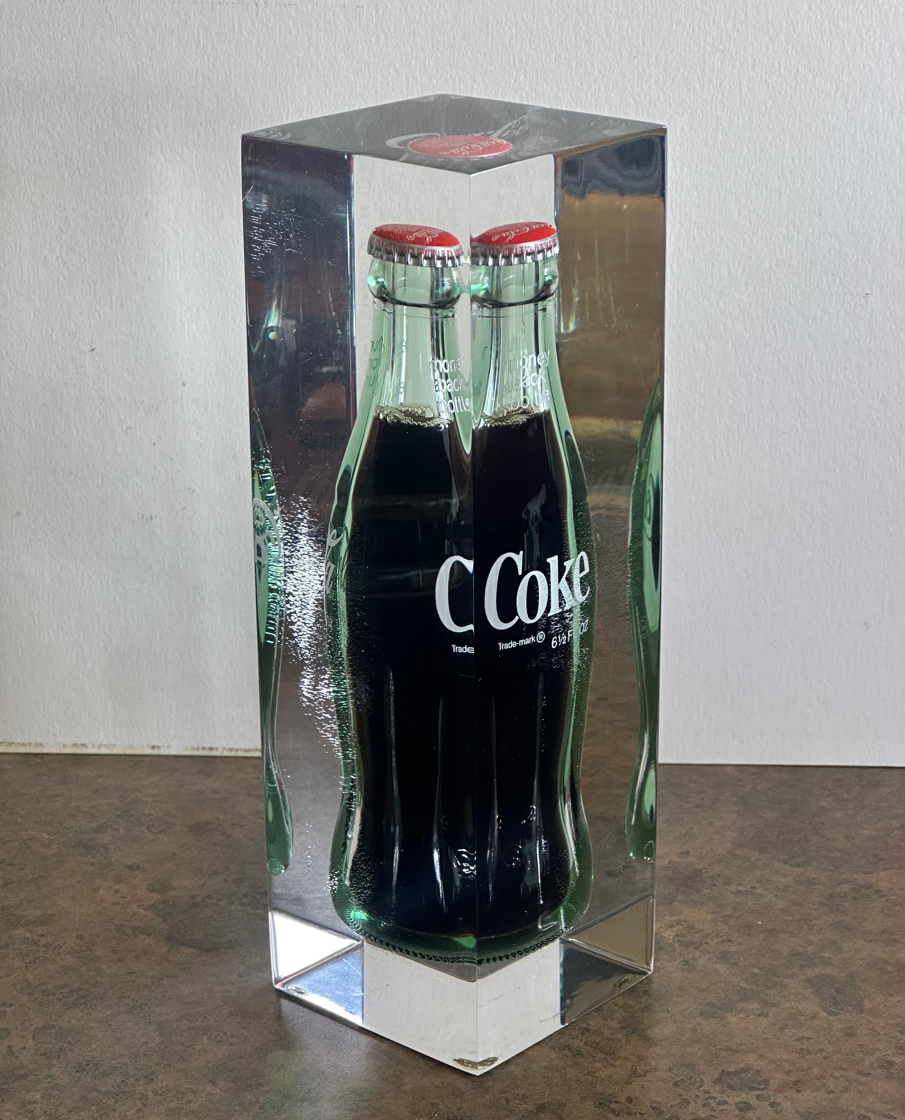 Lucite Bouteille de Coca Cola dans une sculpture en lucite, presse-papiers Pop Art  en vente