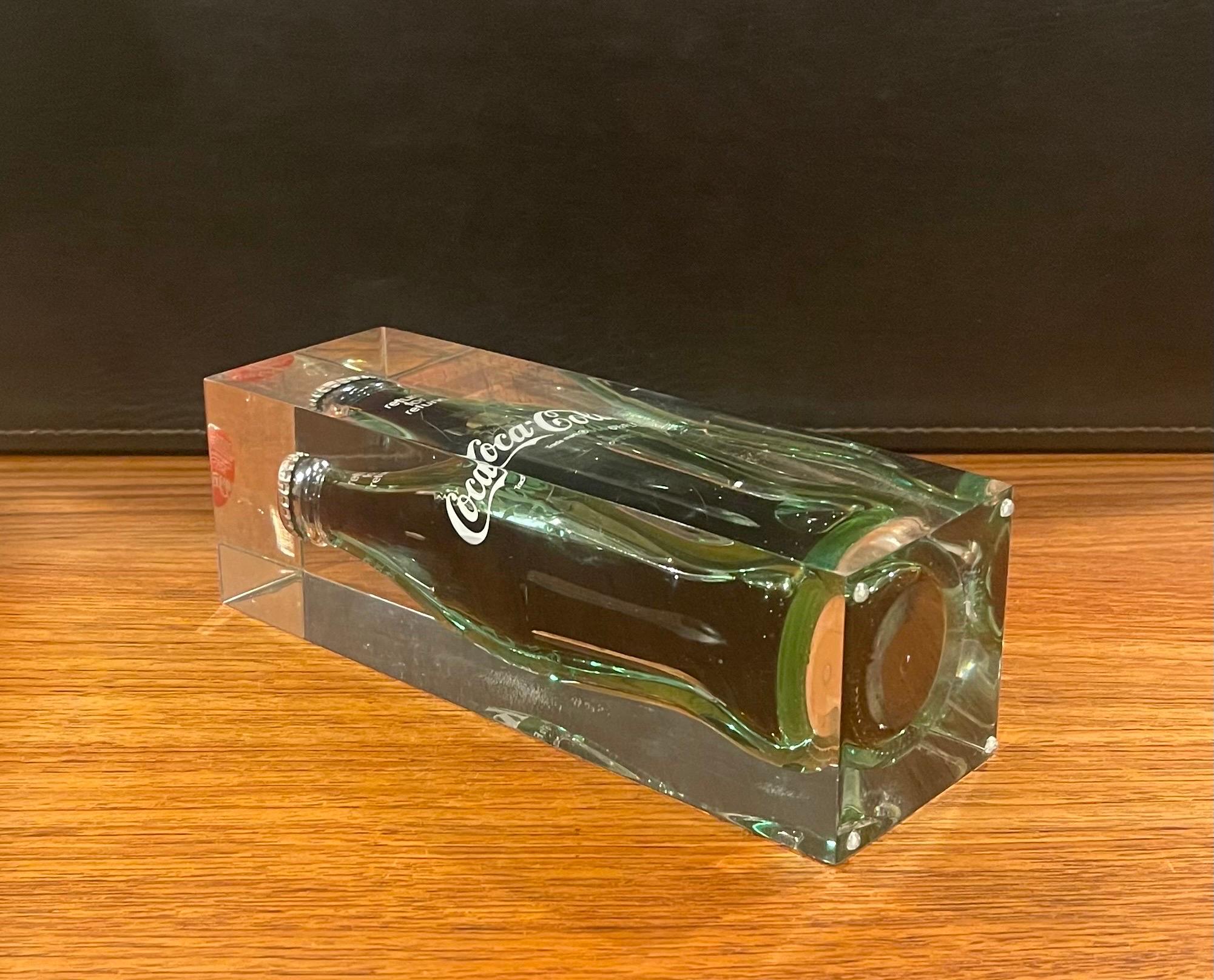 Pop Art „Coca Cola“/Kaffeeflasche in Lucite-Skulptur / Briefbeschwerer 2