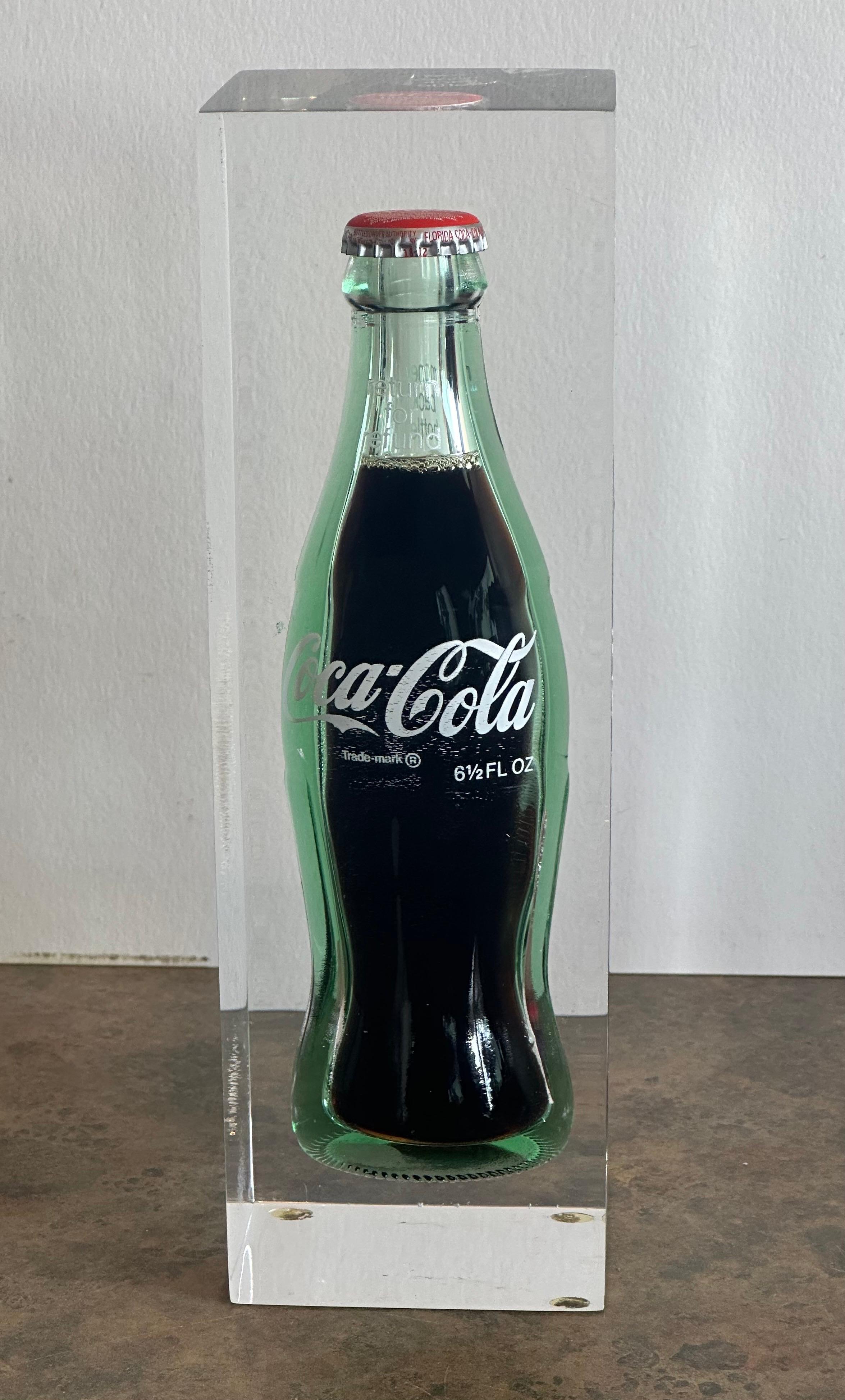 Bouteille de Coca Cola dans une sculpture en lucite, presse-papiers Pop Art  en vente 1