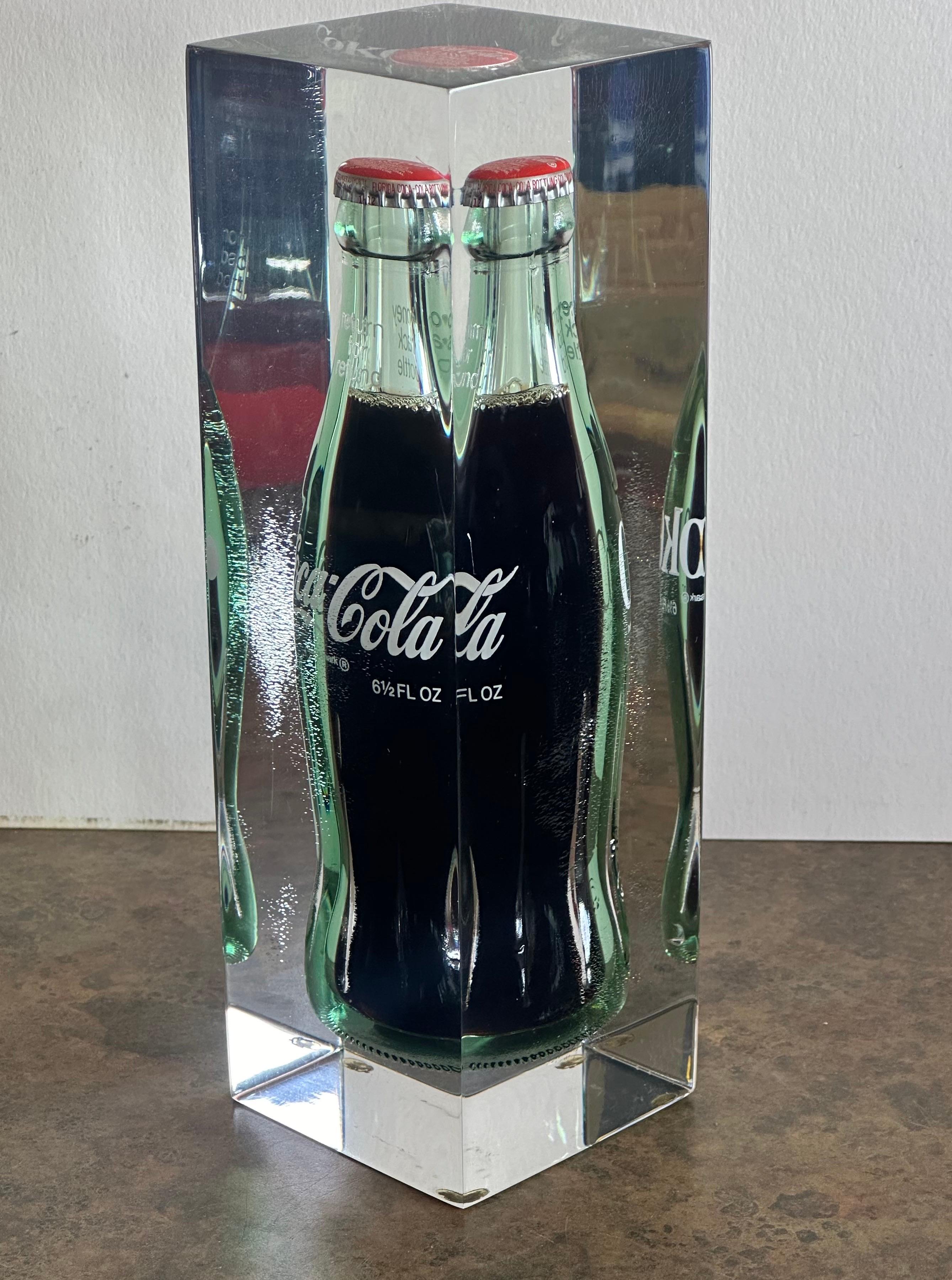 Bouteille de Coca Cola dans une sculpture en lucite, presse-papiers Pop Art  en vente 2
