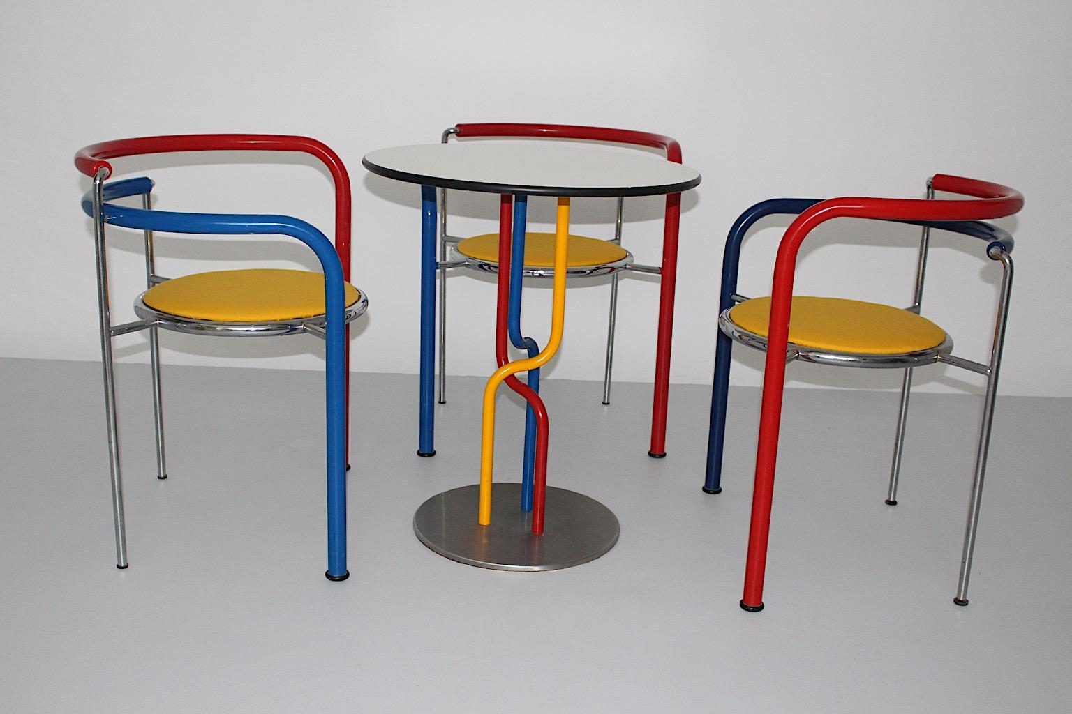 Pop-Art  mehrfarbig vintage drei ( 3 )  Esszimmerstühle mit einem ( 1 ) Tisch  Modell Dark Horse, entworfen von Rud Thygesen & Johnny Sorensen für Botium, Dänemark, ca. 1989.
Ein atemberaubendes Set mit bunten Stühlen und Tisch aus dem wilden