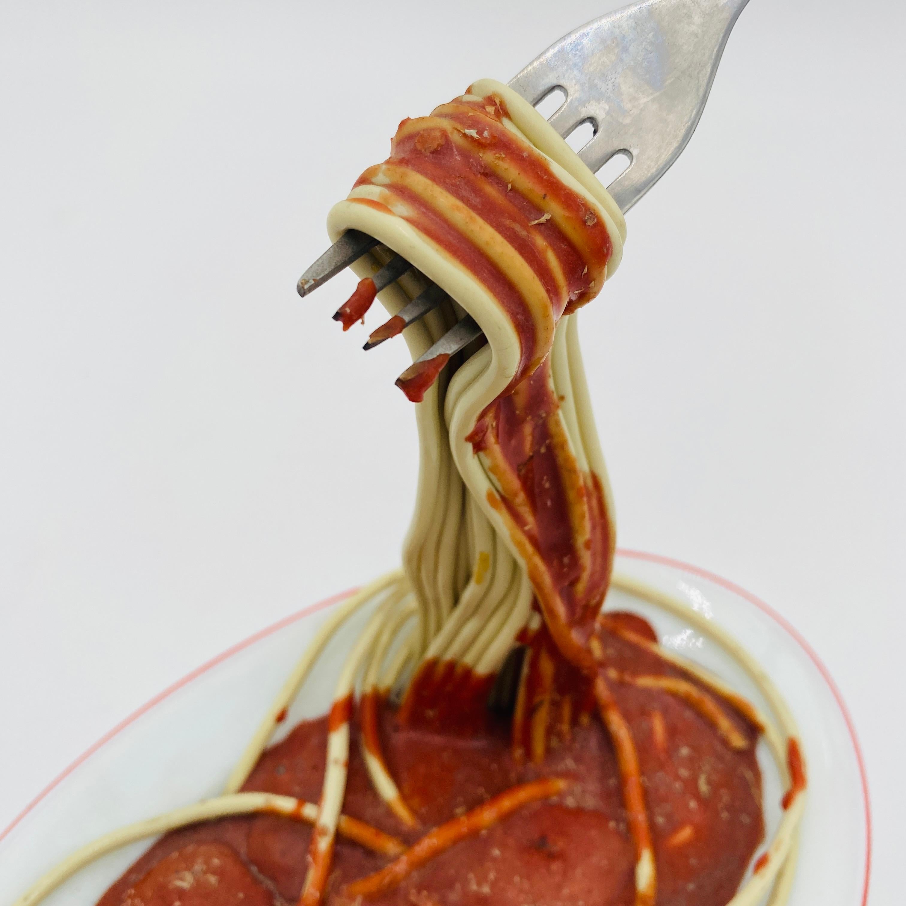 Escultura vintage de espaguetis congelados con fideos, plato y tenedor. Se trata de una auténtica escultura de espagueti en 3D de Frozen Moments, difícil de encontrar. Esta escultura de arte pop procede de Australia y fue diseñada por el artista