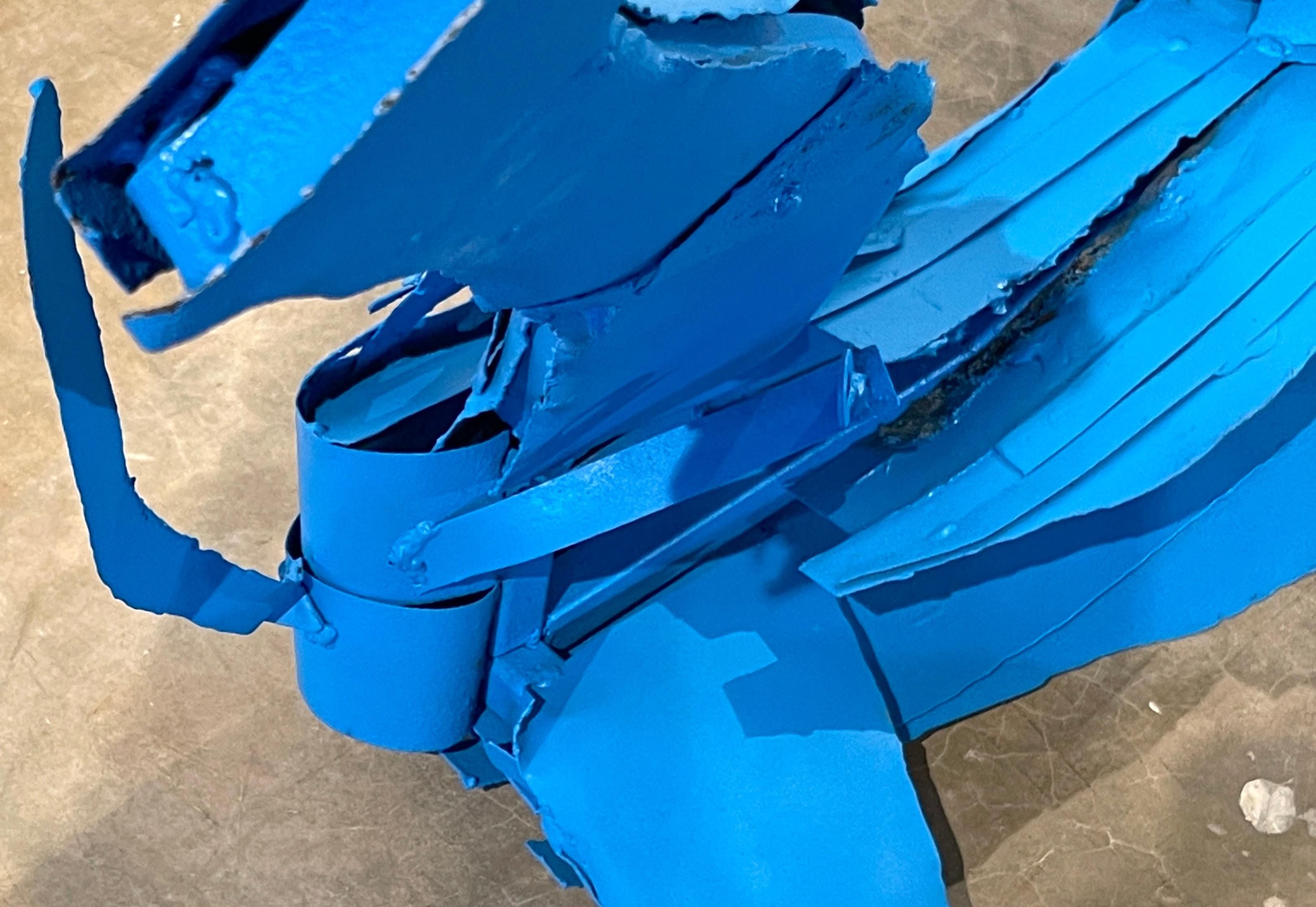 Fontaine de jardin Pop Art / Sculpture d'un chien bleu debout en vente 3