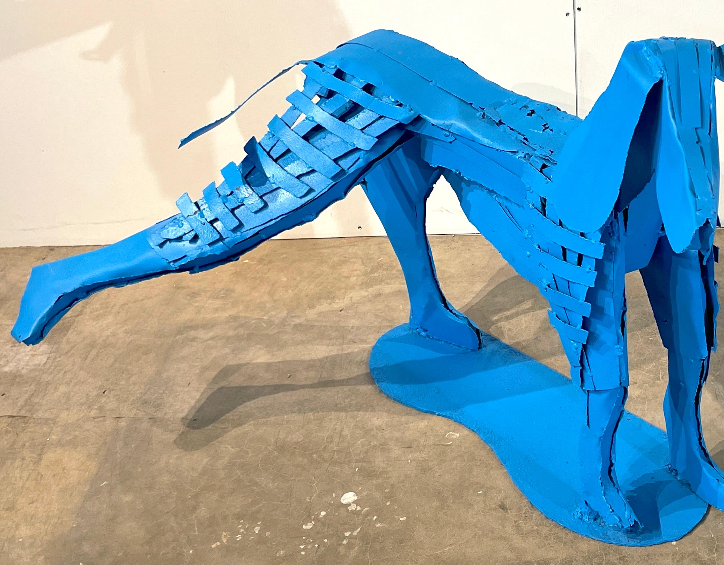 Peint Fontaine de jardin Pop Art / Sculpture d'un chien bleu debout en vente