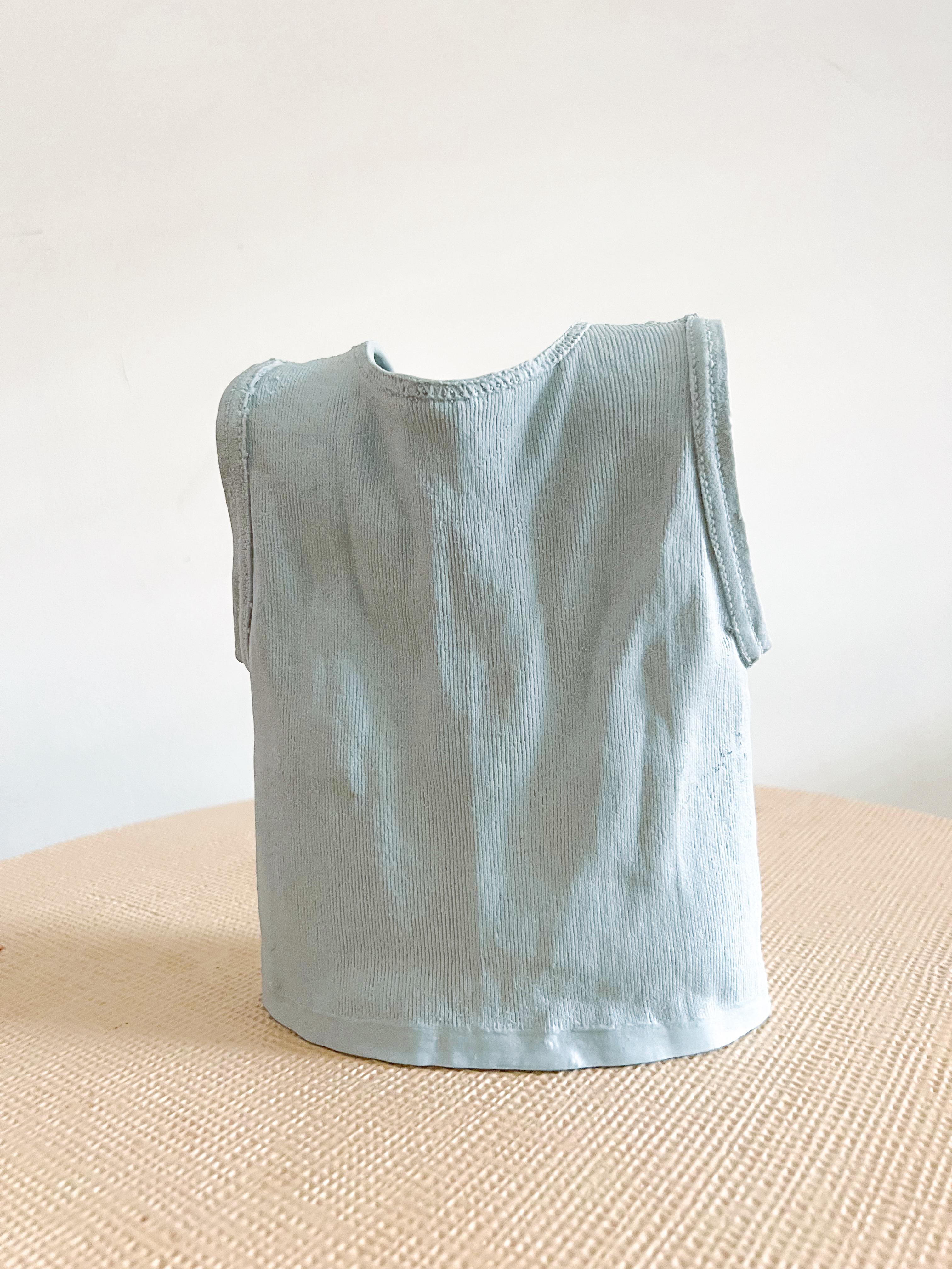 Postmoderne Vase t-shirt pop art bleu clair sculpté par Michel Harvey Vintage