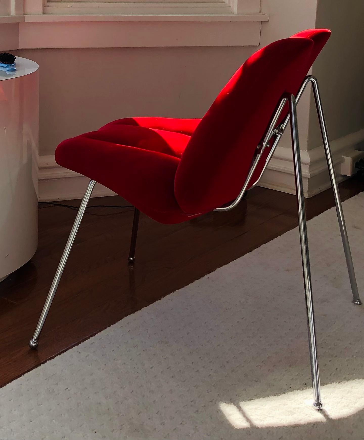 red lip chair