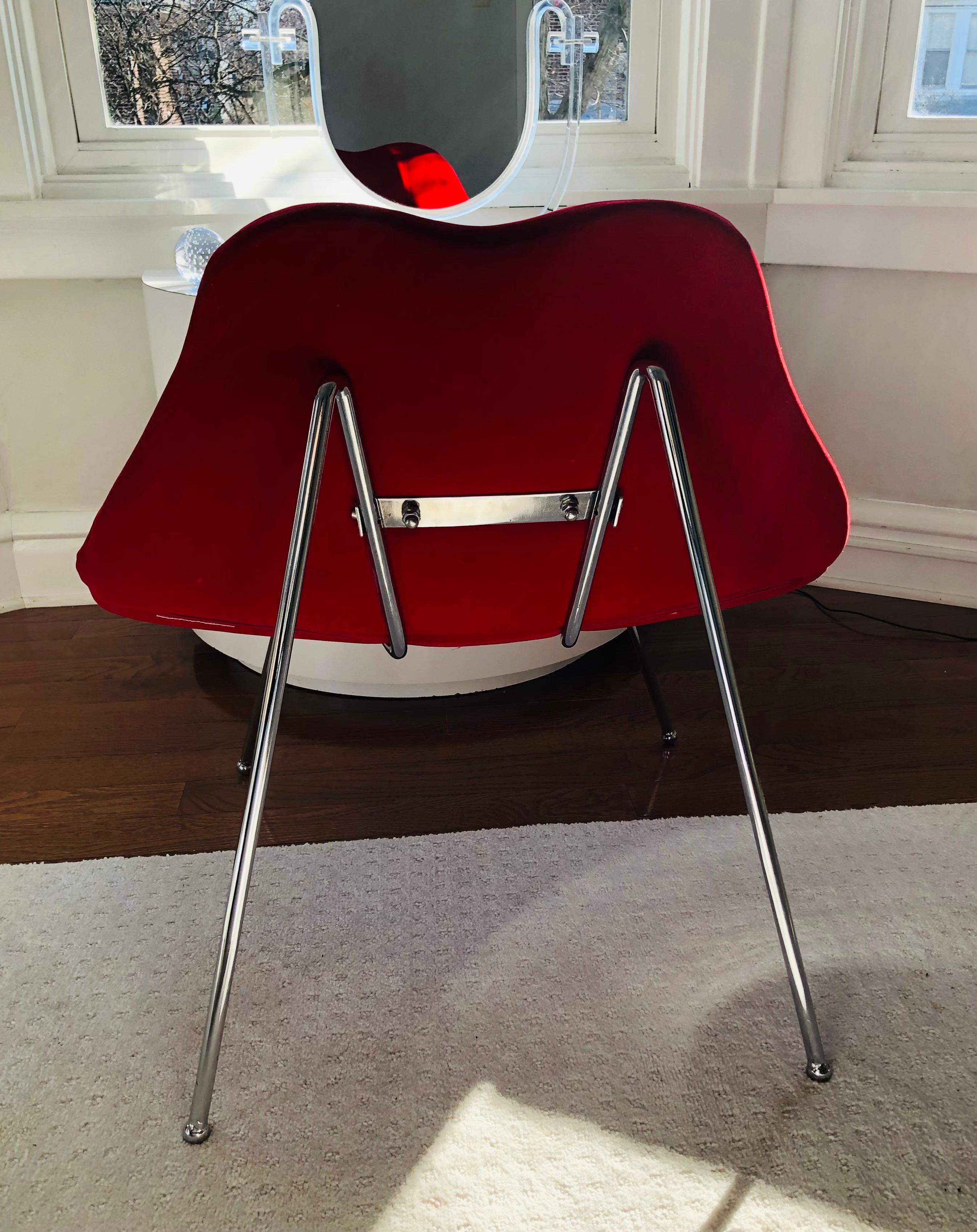 red lips chair