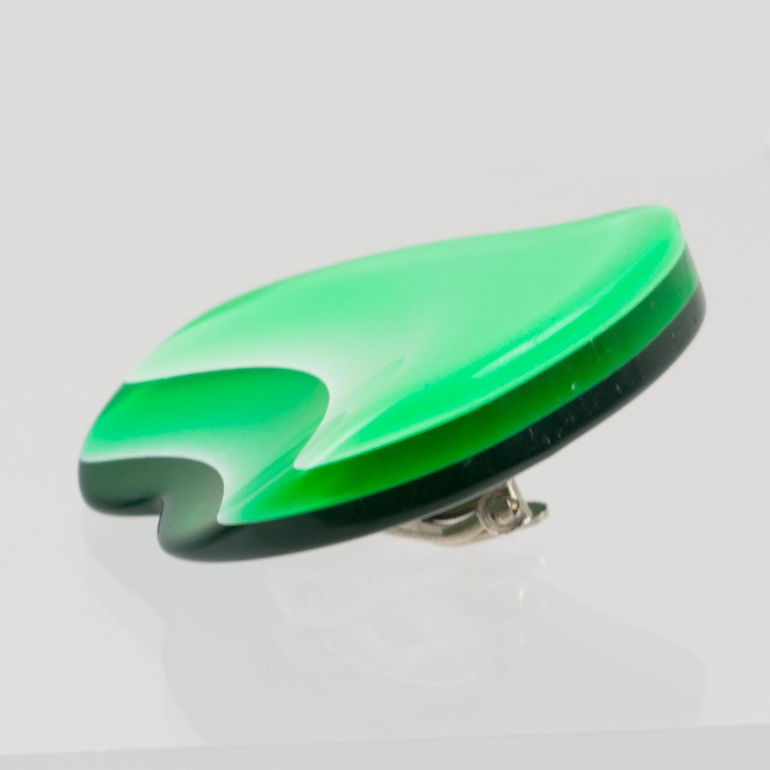 Pop Art Lucite Heart Clip-Ohrringe in grünem Schirm für Damen oder Herren im Angebot