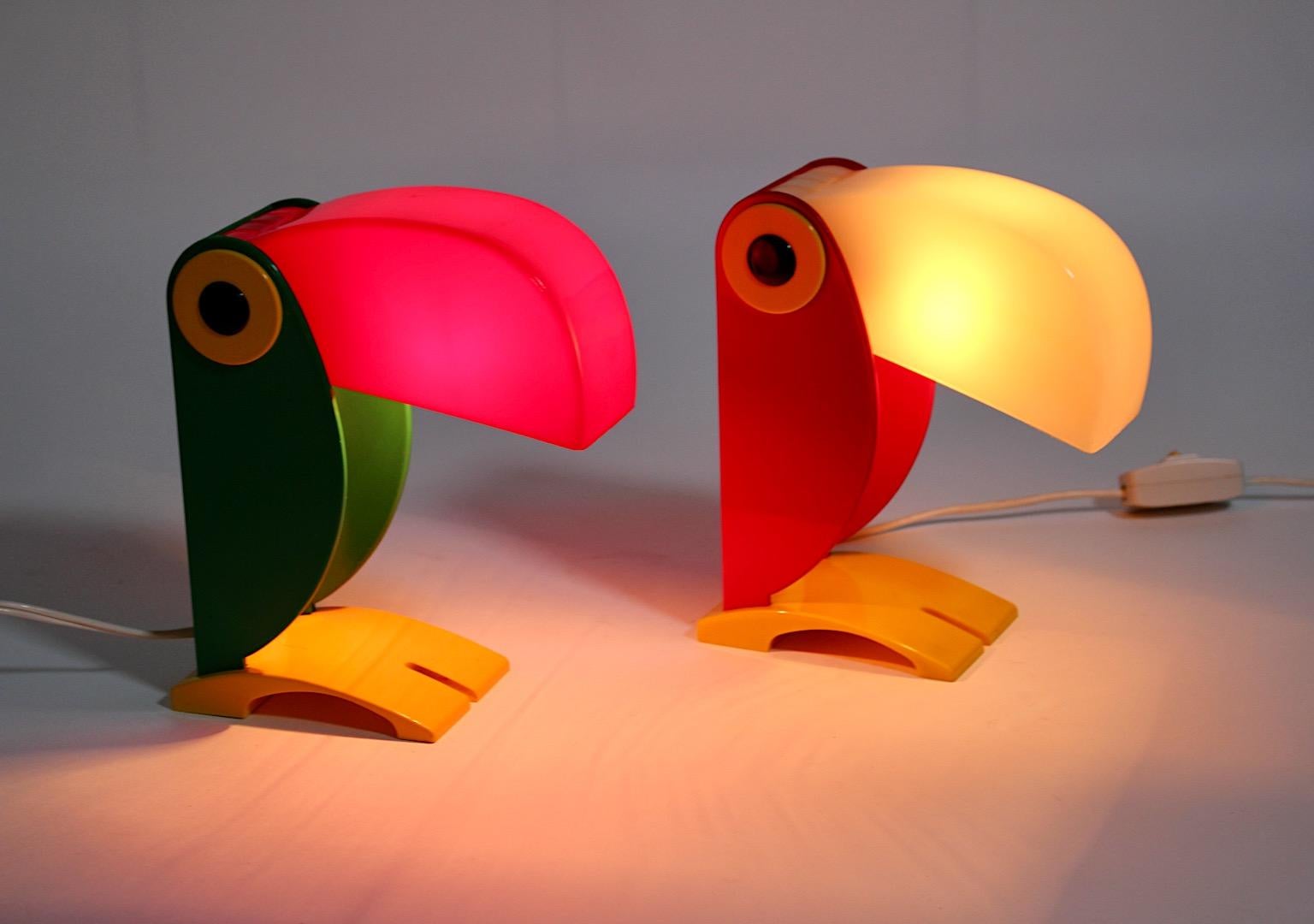 Pop Art Modern Vintage Red Green Bird Parrot Plastic Table Lamps Pair 1980 Italy For Sale 4