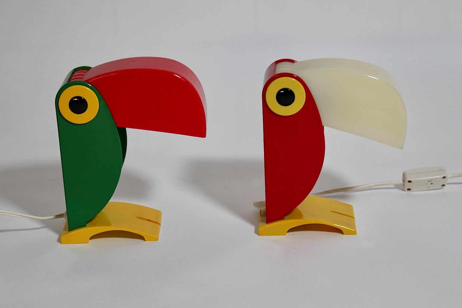 Modern Pop Art vintage pair duo table lamps from plastic in bird parrot form with swiveling shade in multicolors, 1980s Italy.
A bold pair duo table lamps in lovely parrot form in beautiful multicolors.
These table lamps are executed by Oldtimer