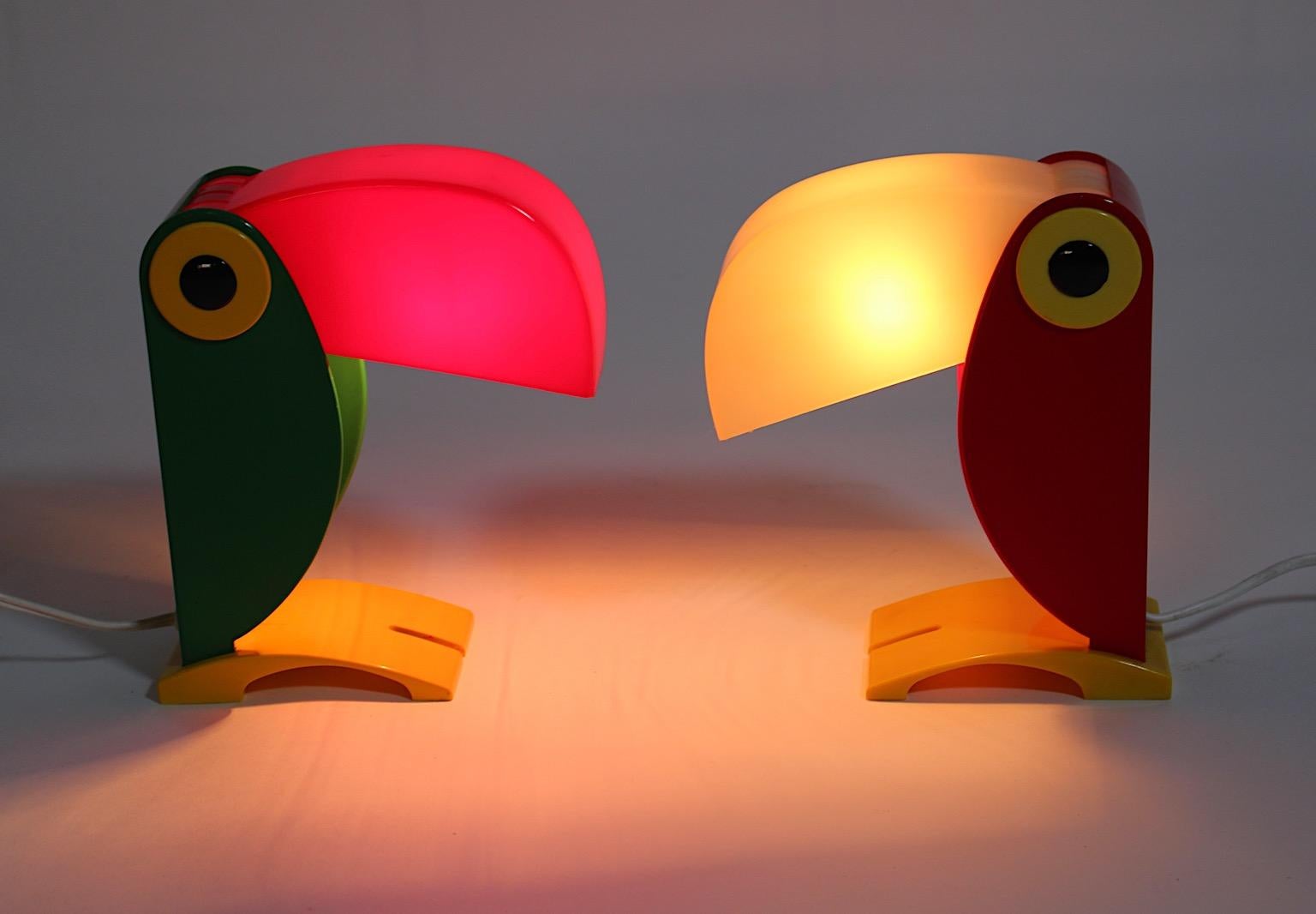 Pop Art Modern Vintage Red Green Bird Parrot Plastic Table Lamps Pair 1980 Italy In Good Condition For Sale In Vienna, AT