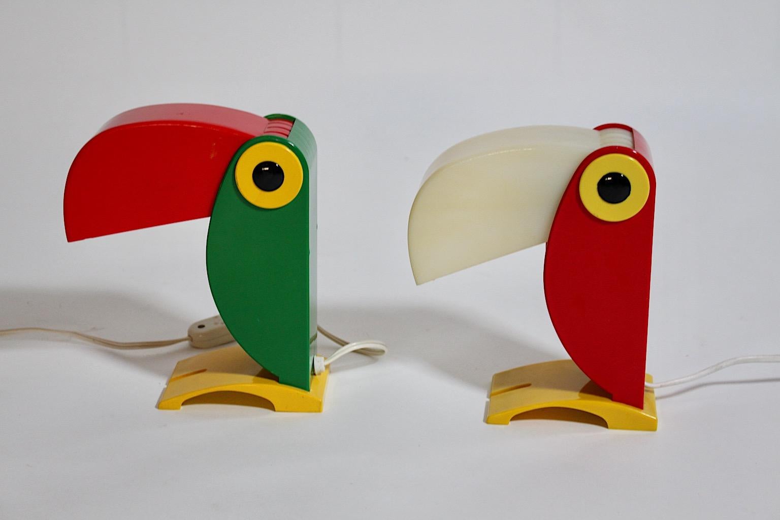 20th Century Pop Art Modern Vintage Red Green Bird Parrot Plastic Table Lamps Pair 1980 Italy For Sale