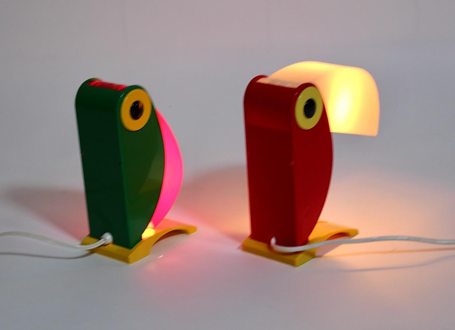 Pop Art Modern Vintage Red Green Bird Parrot Plastic Table Lamps Pair 1980 Italy For Sale 1