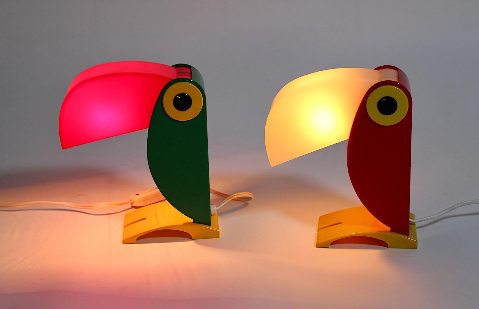 Pop Art Modern Vintage Red Green Bird Parrot Plastic Table Lamps Pair 1980 Italy For Sale 2