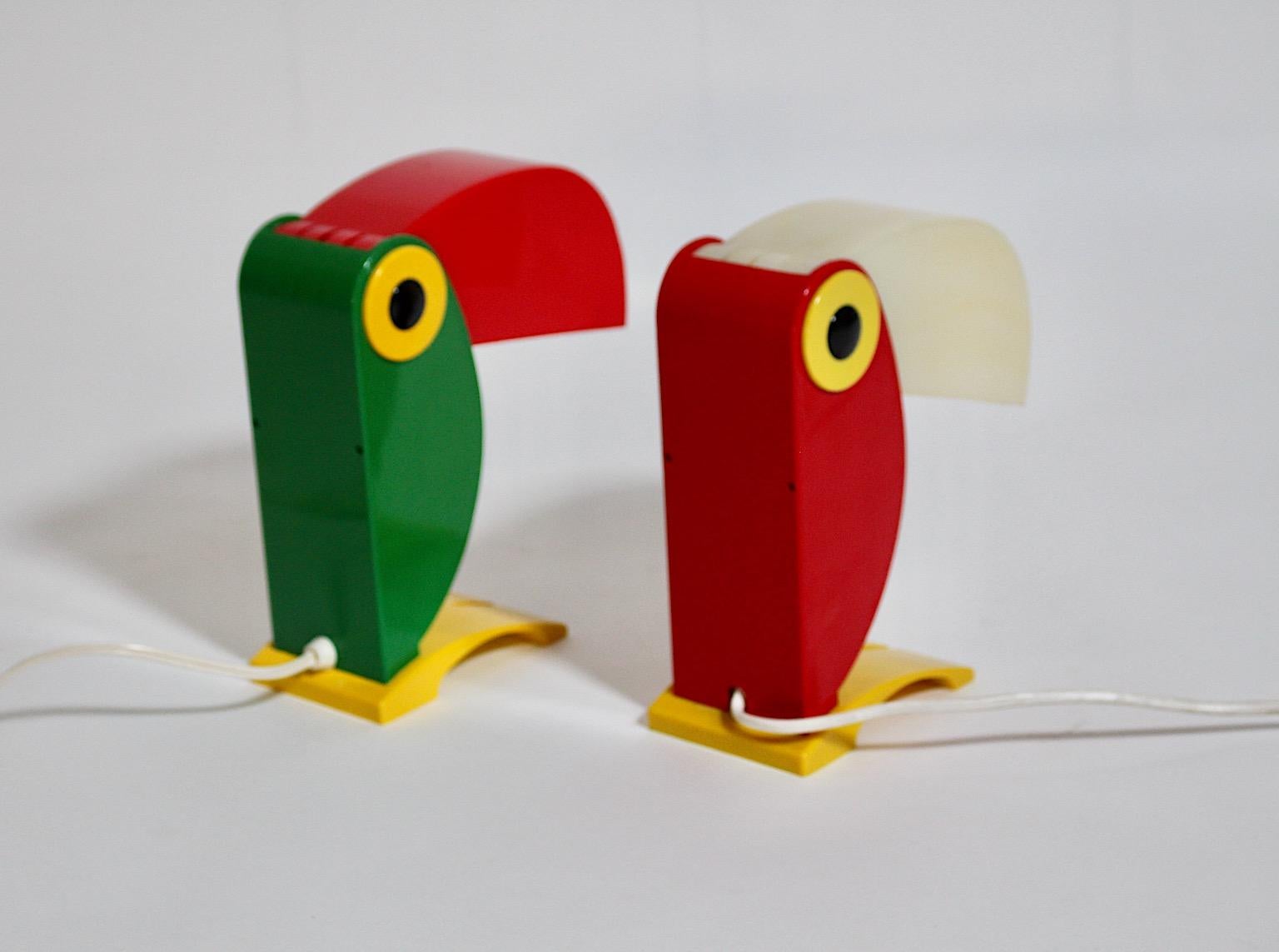 Pop Art Modern Vintage Red Green Bird Parrot Plastic Table Lamps Pair 1980 Italy For Sale 3