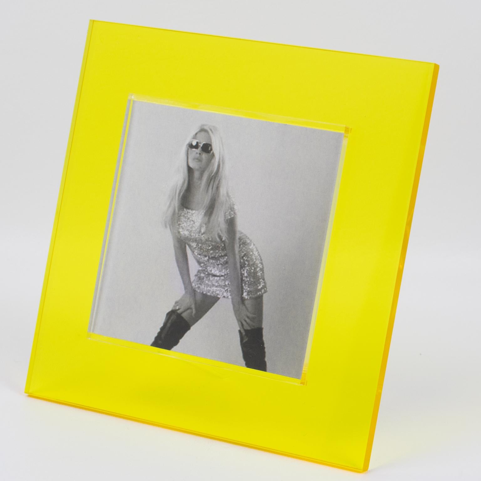 Diese atemberaubende italienische 1970er Pop Art modernistischen Lucite Bilderrahmen verfügt über eine dicke neongelbe Lucite Platte mit einem transparenten Lucite 