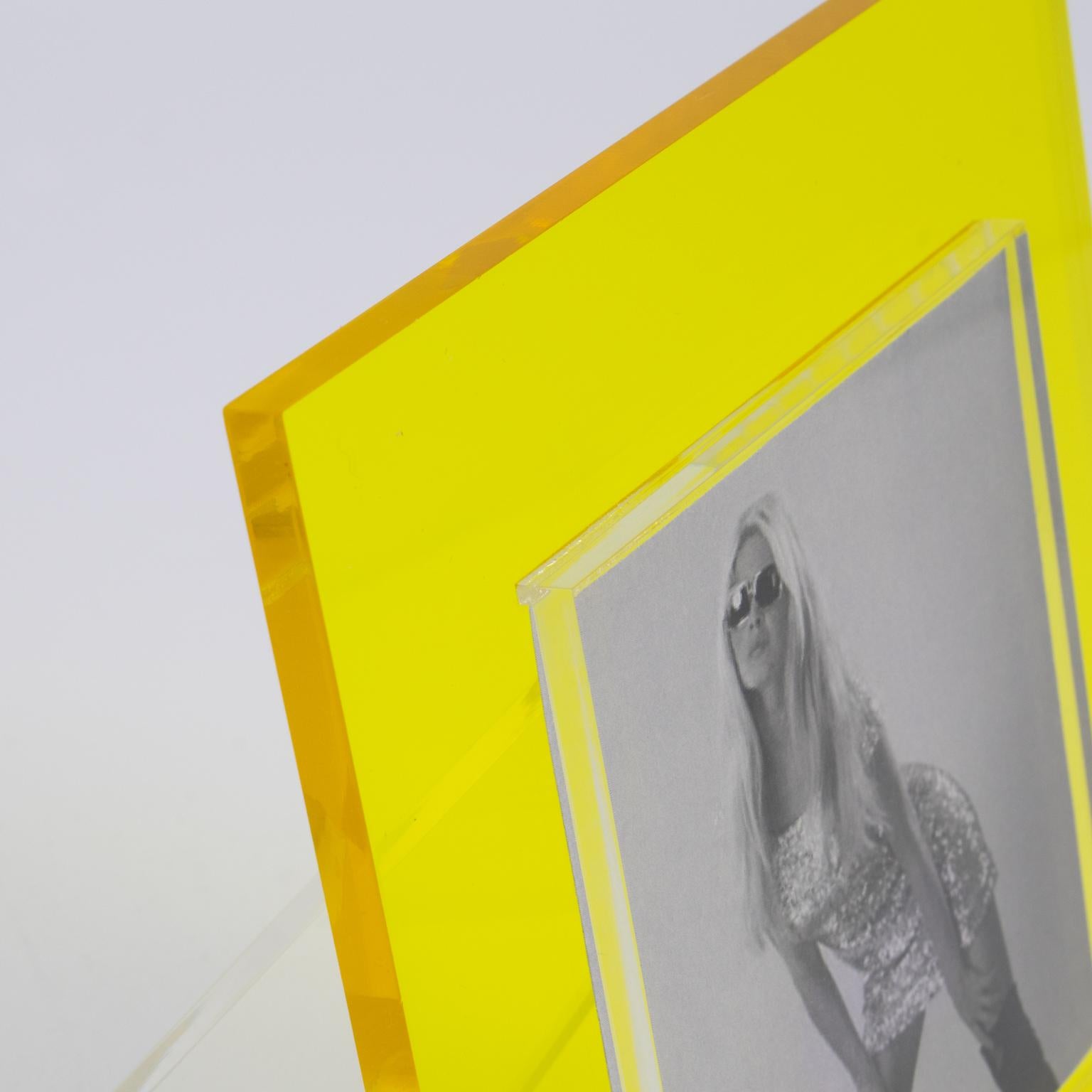 Modernistischer neongelber Lucite-Bilderrahmen im Pop-Art-Stil, Italien 1970er Jahre (Ende des 20. Jahrhunderts) im Angebot
