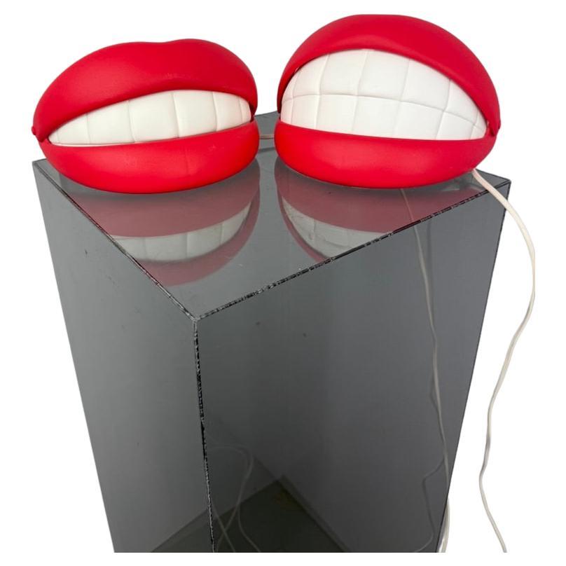 Ensemble d'appliques super funky d'Ikea Suède, conçu par leur équipe de designers internes en 2003. Elles ne conviennent pas seulement comme lampe au design amusant sur le mur de la salle d'attente d'un ROOMS.

Les lèvres sont réglables comme le