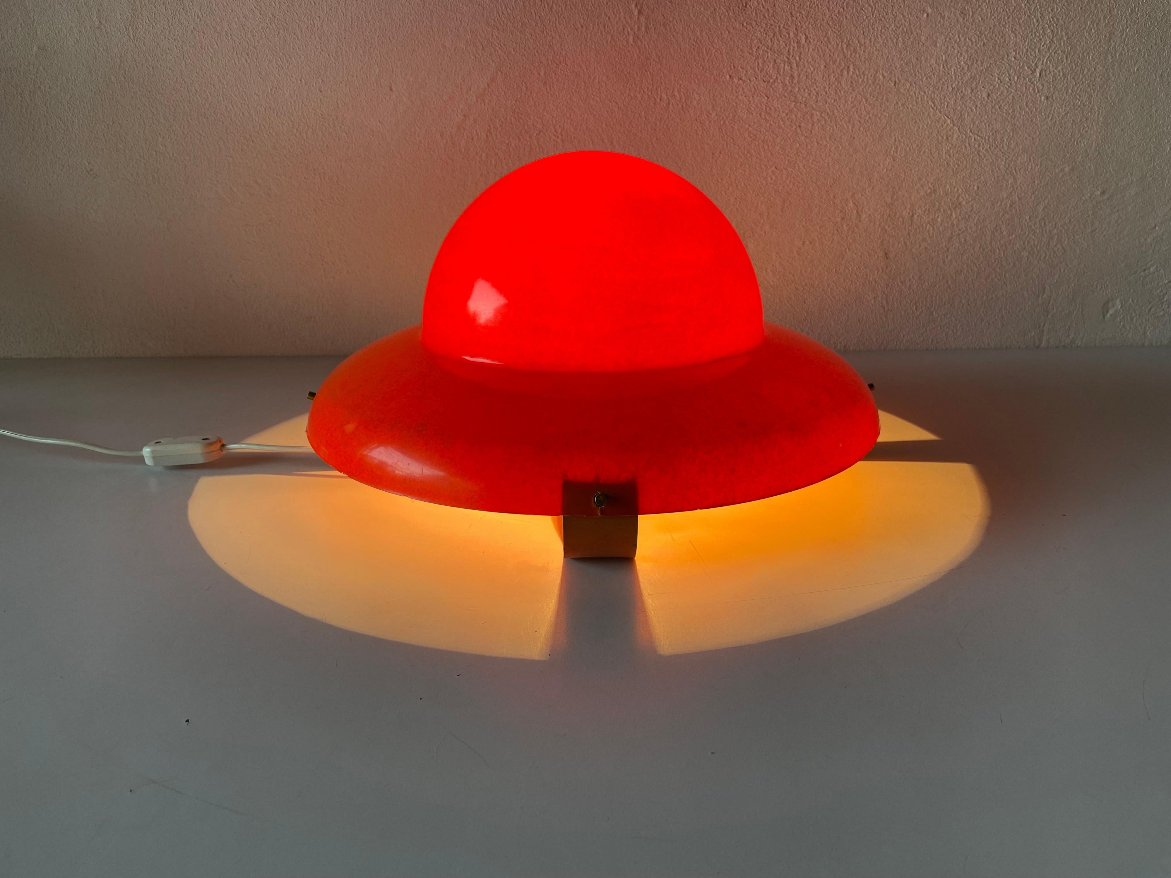 Pop Art Orange Plastic Polyester Ufo Design Lovely Table Lamp, 1970s, Italy For Sale 4
