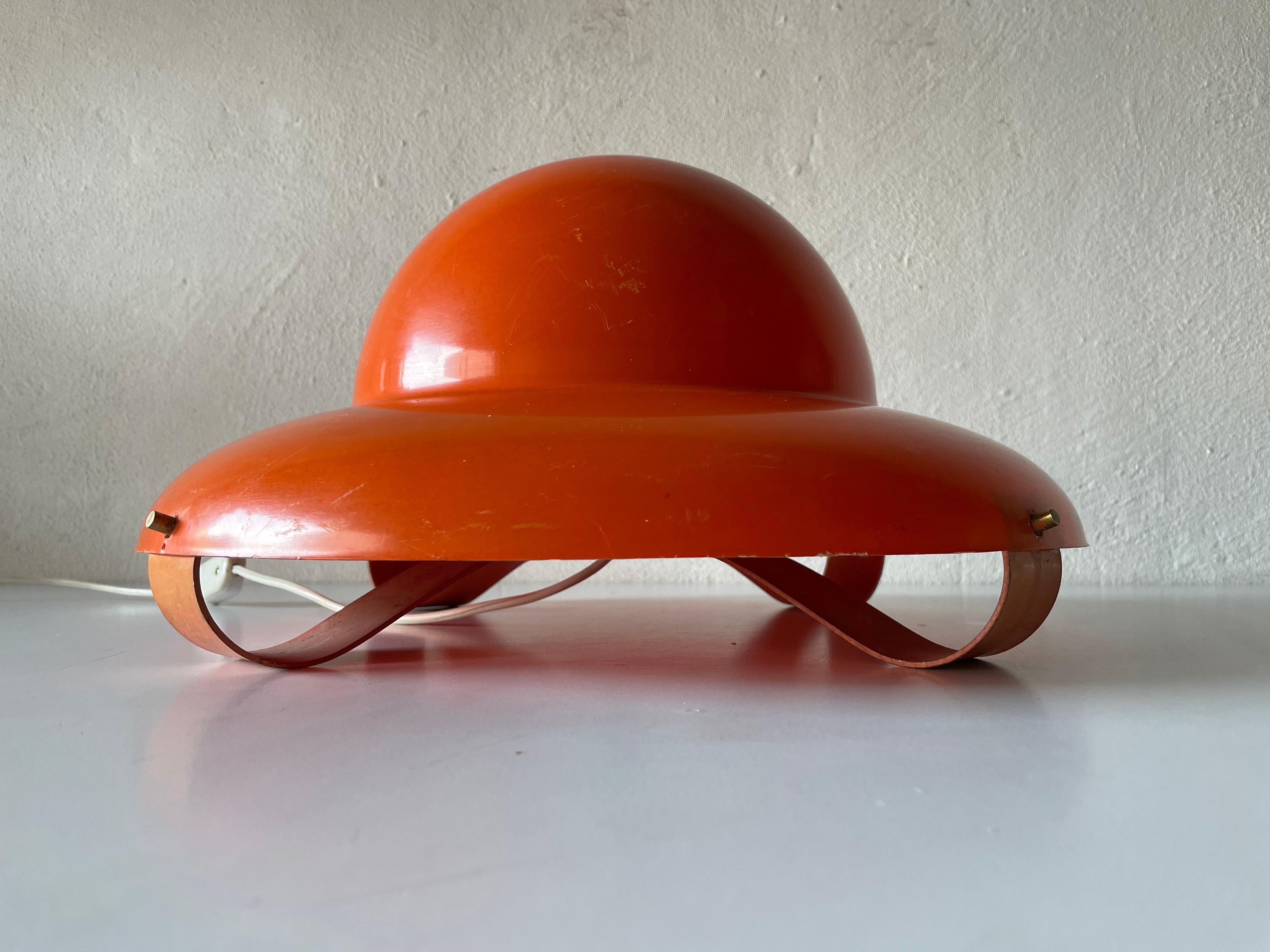 Pop-Art-Tischlampe aus orangefarbenem Kunststoff und Polyester im Ufo-Design, 1970er Jahre, Italien (Italienisch) im Angebot