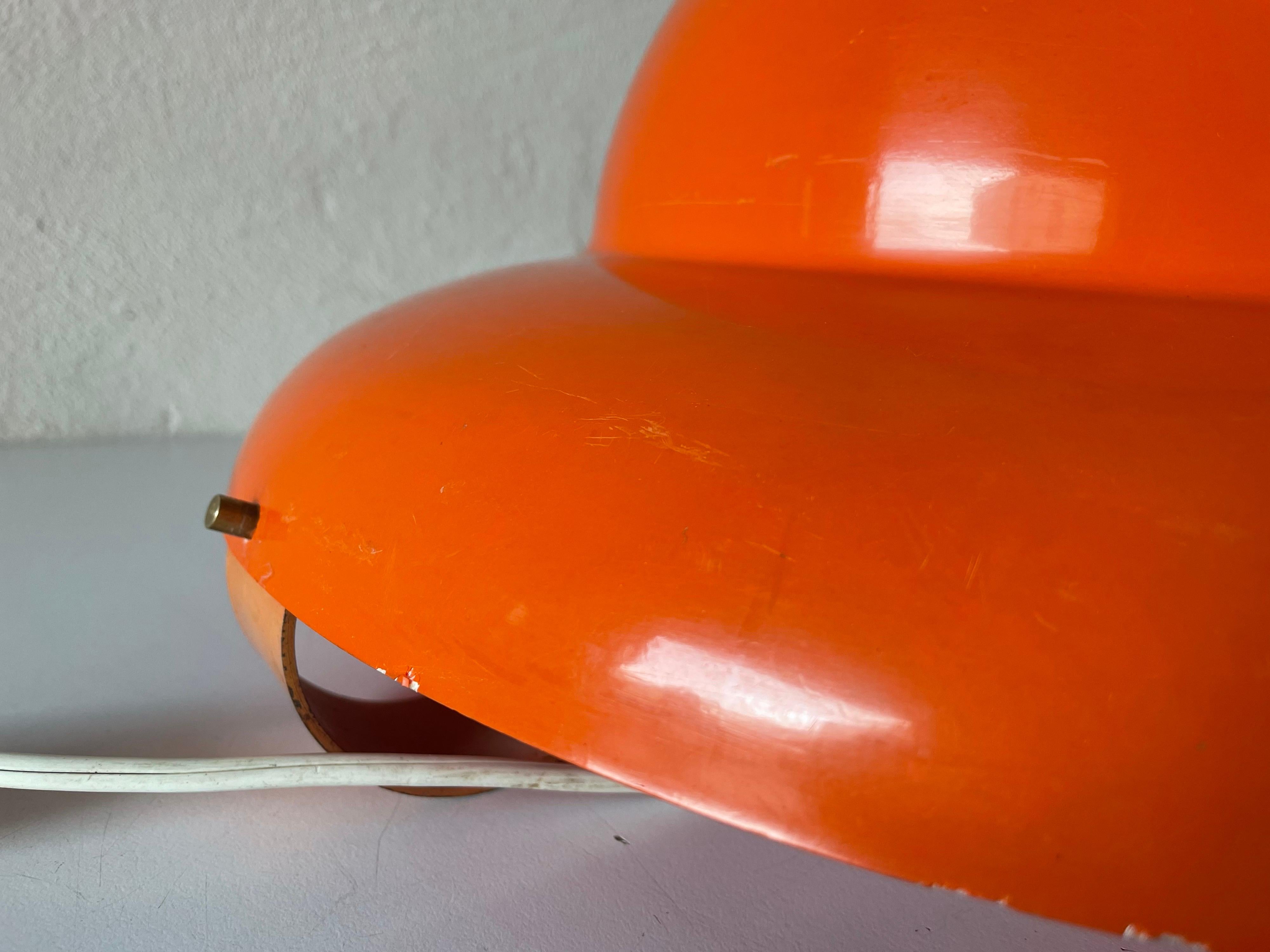 Pop-Art-Tischlampe aus orangefarbenem Kunststoff und Polyester im Ufo-Design, 1970er Jahre, Italien im Angebot 1