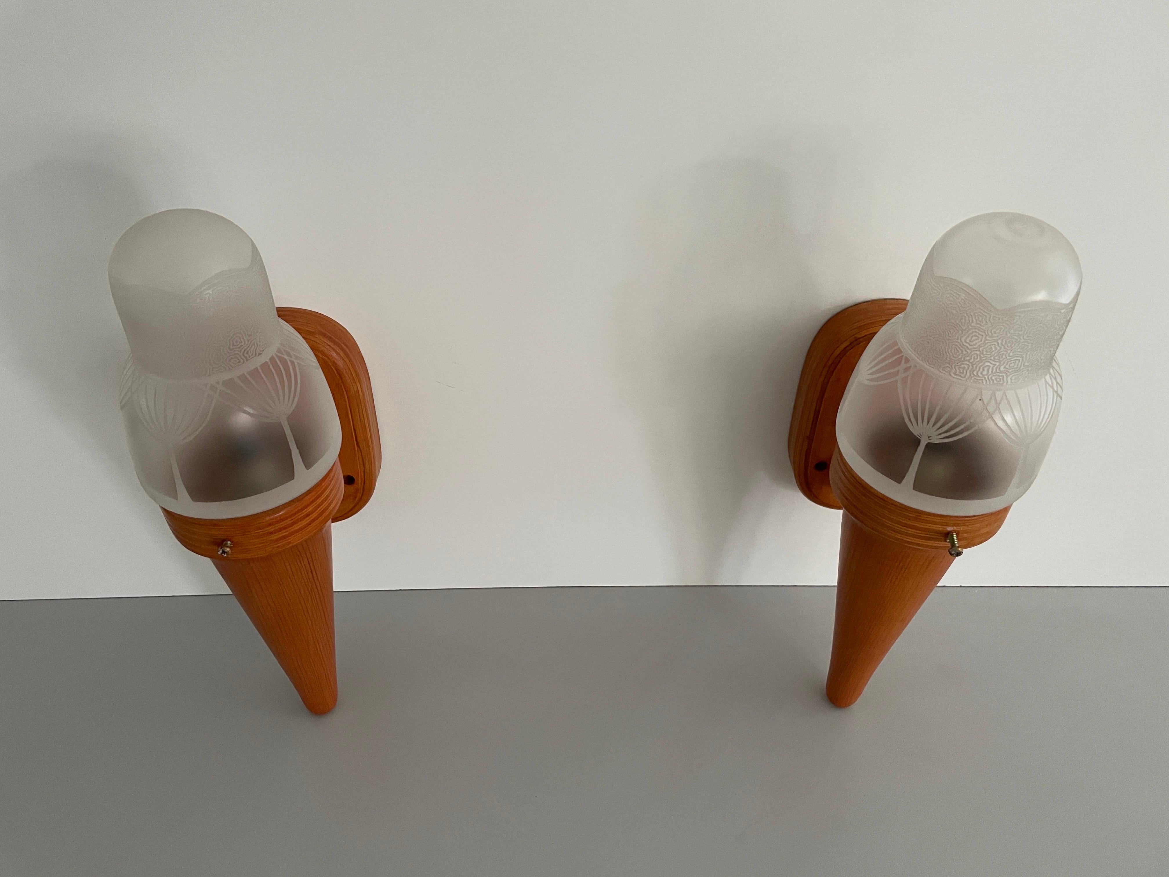 Paar Eiscreme-Wandleuchter, Holz und Glas, Pop-Art, 1960er Jahre, Deutschland (Mitte des 20. Jahrhunderts) im Angebot