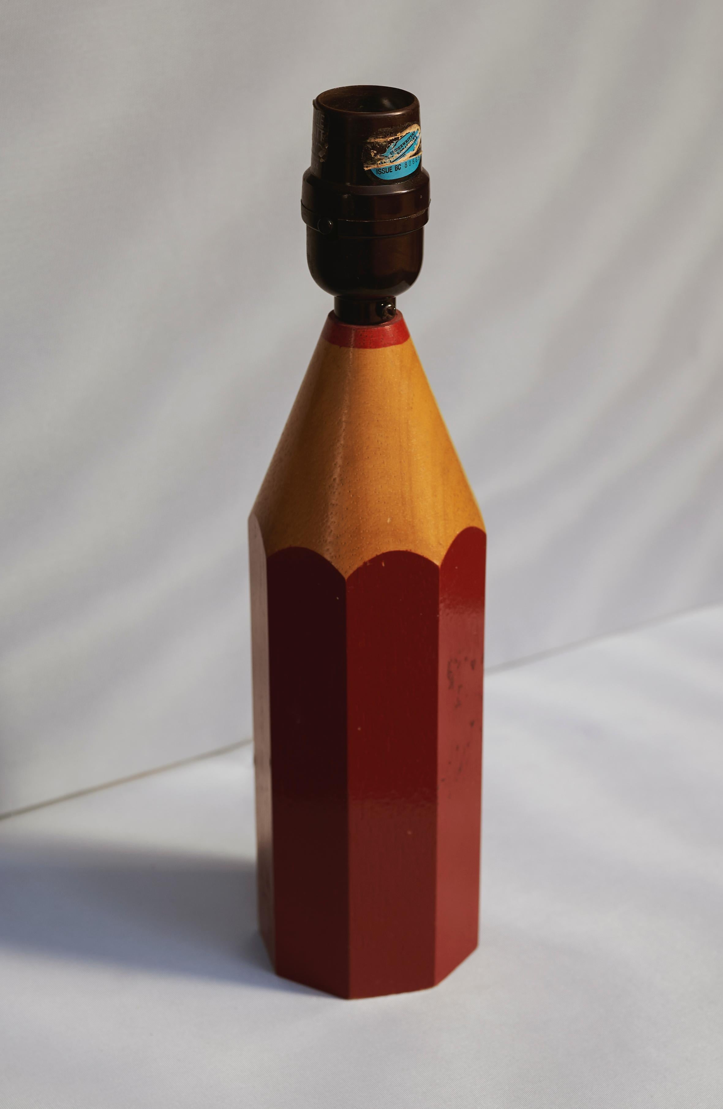 Lampe de table Pop Art à crayon dans le style de Pierre Sala, États-Unis, années 1980 

Lampe de table Pop Art surdimensionnée en forme de crayon taillé, dans le style de Pierre Sala, produite aux États-Unis dans les années 1980. Audacieuse, ludique
