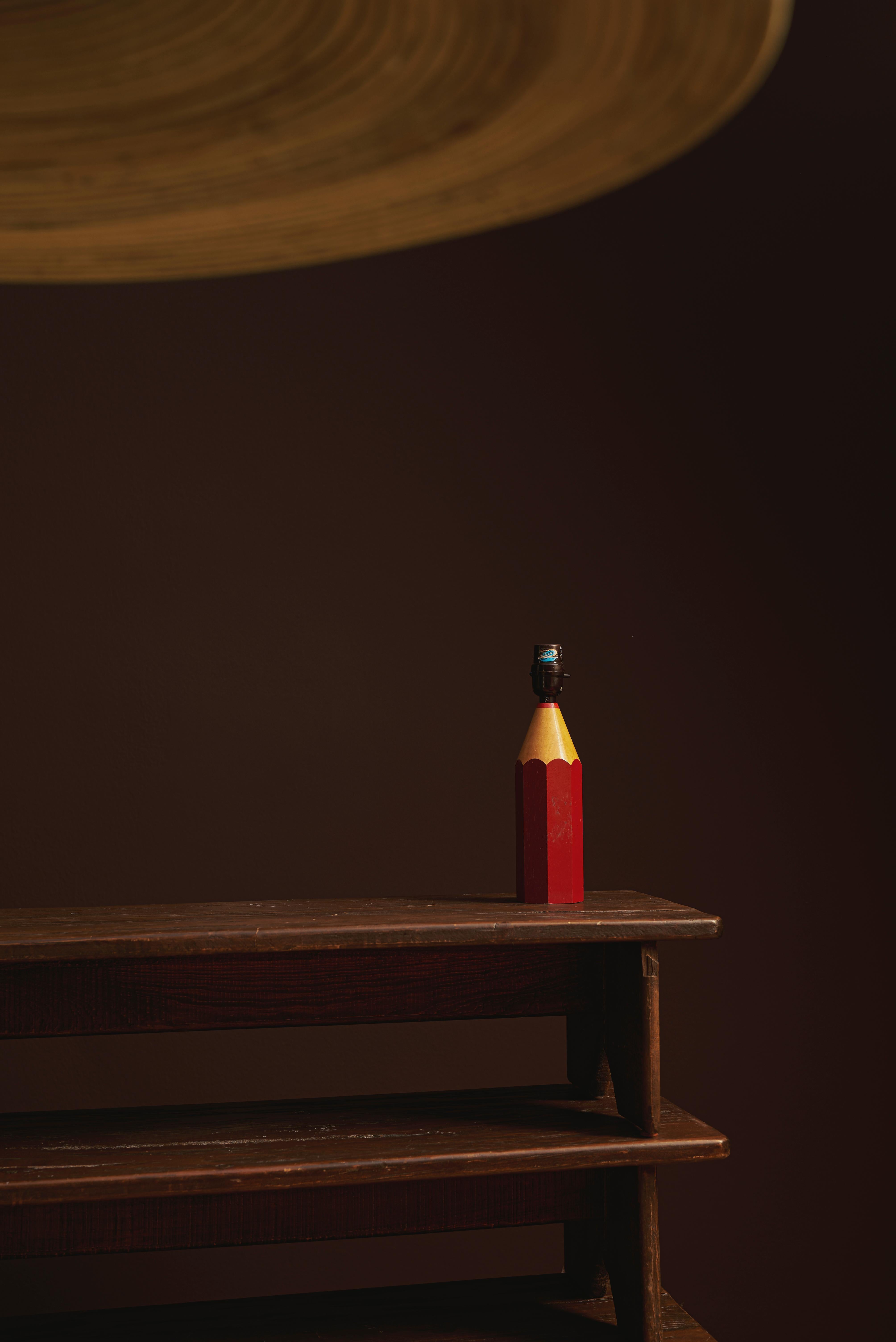 Lampe de table Pop Art en forme de crayon dans le style de Pierre Sala, USA, années 1980 Bon état - En vente à Vienna, AT