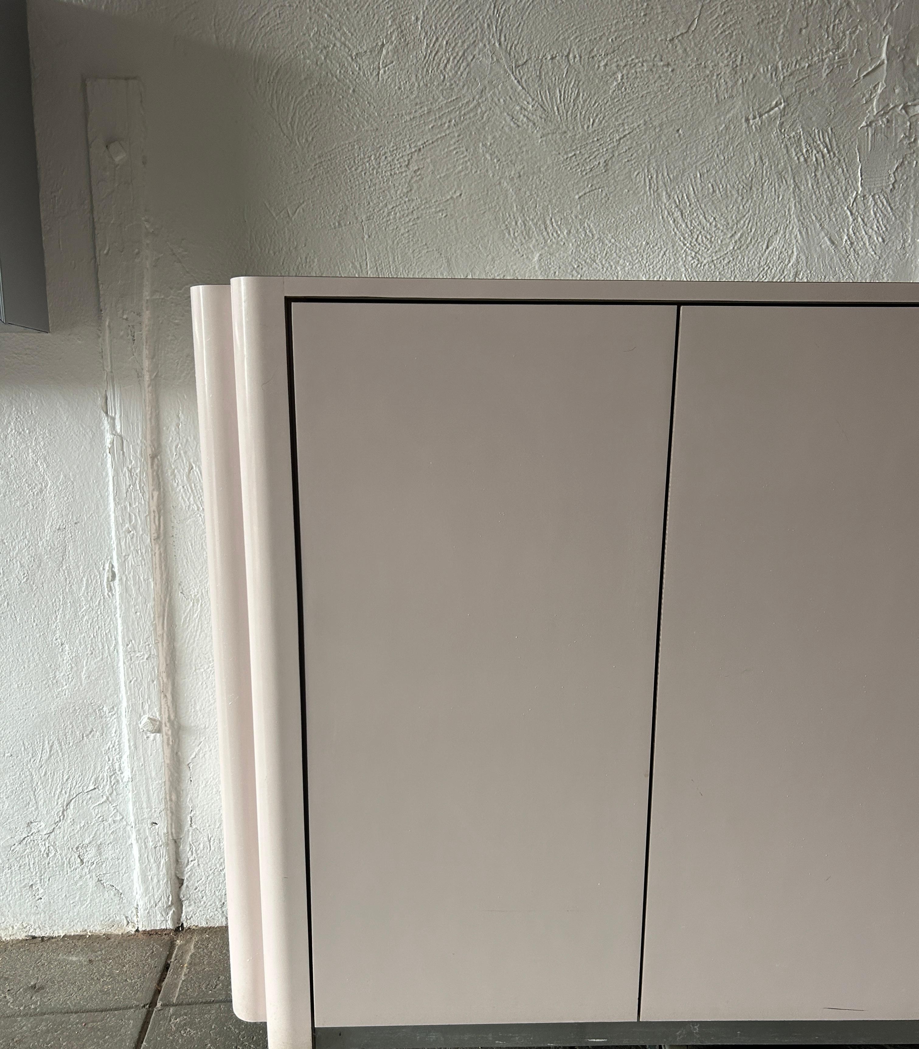Late 20th Century Pop art post modern 4 door muave pink credenza sideboard For Sale