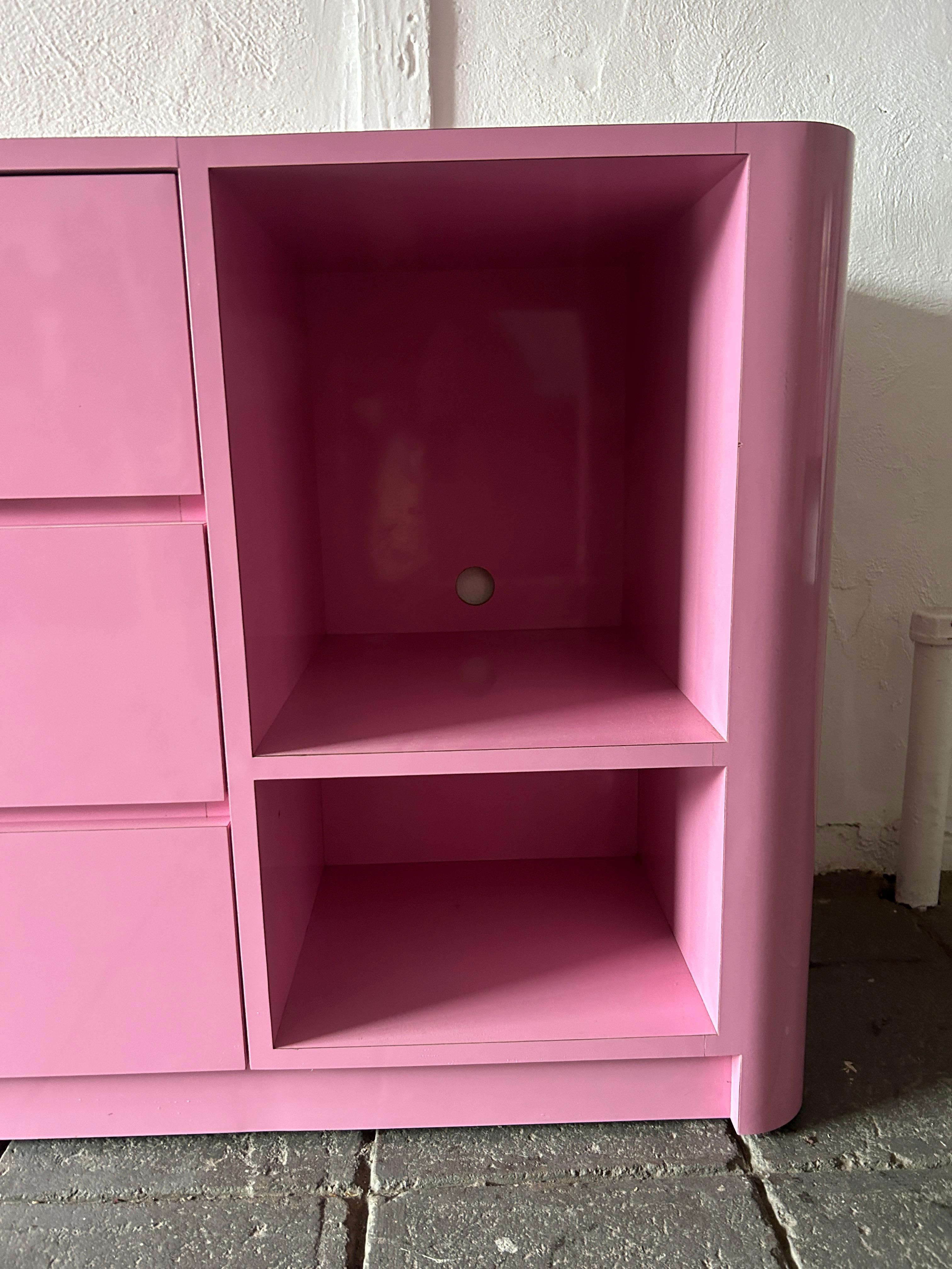 Postmoderne Kommode oder Anrichte aus rosa glänzendem Laminat mit 3 Schubladen, maßgefertigt, Pop-Art  im Zustand „Gut“ im Angebot in BROOKLYN, NY