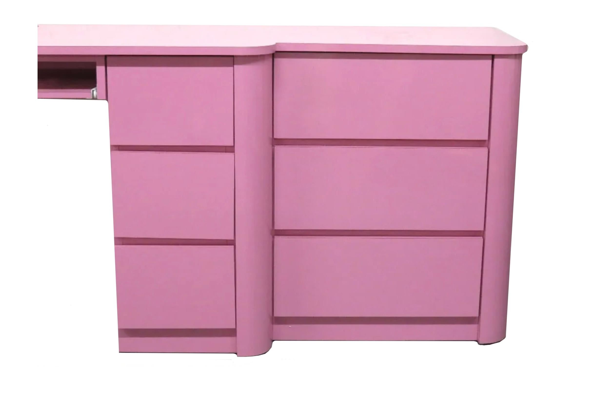 Travail du bois Pop art Post modern Rose Gloss Laminate custom 9 drawer desk dresser credenza  en vente