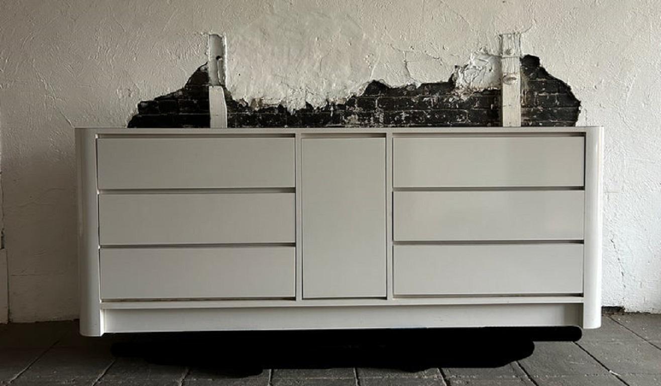 Beautiful post modern custom made White gloss laminate 6 drawer dresser or credenza circa 1980. Very clean inside and out almost like new. Look at photos. There is (3) drawers on the left and (3) drawers on the right with a center cabinet with one