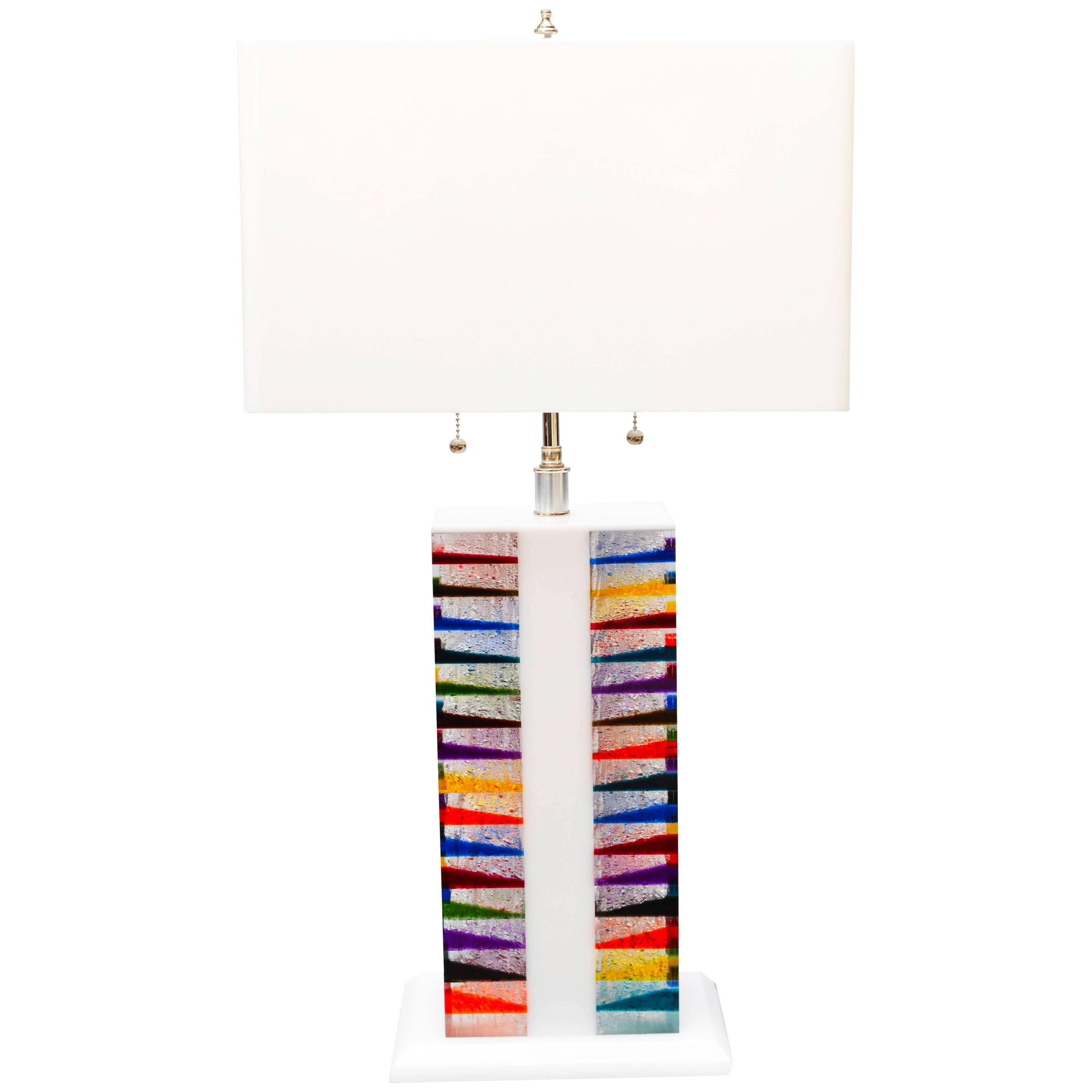 Abat-jour moderne en nickel et lucite de style gratte-ciel, couleur arc-en-ciel en vente
